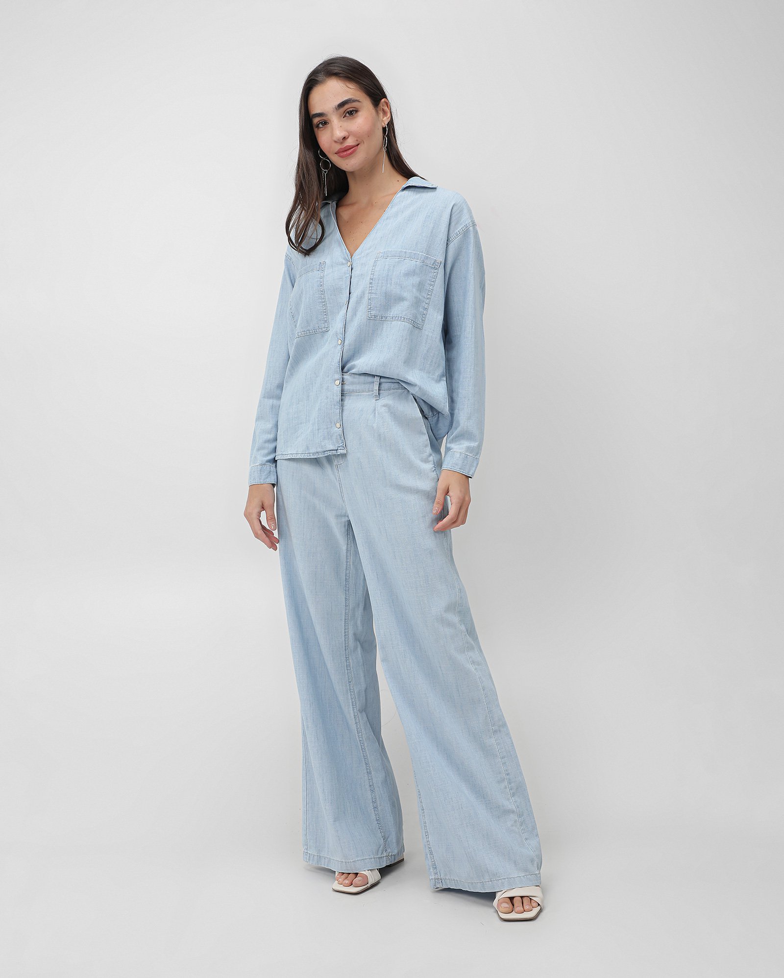 Calça jeans feminina wide leg cintura alta com pregas - Azul Claro