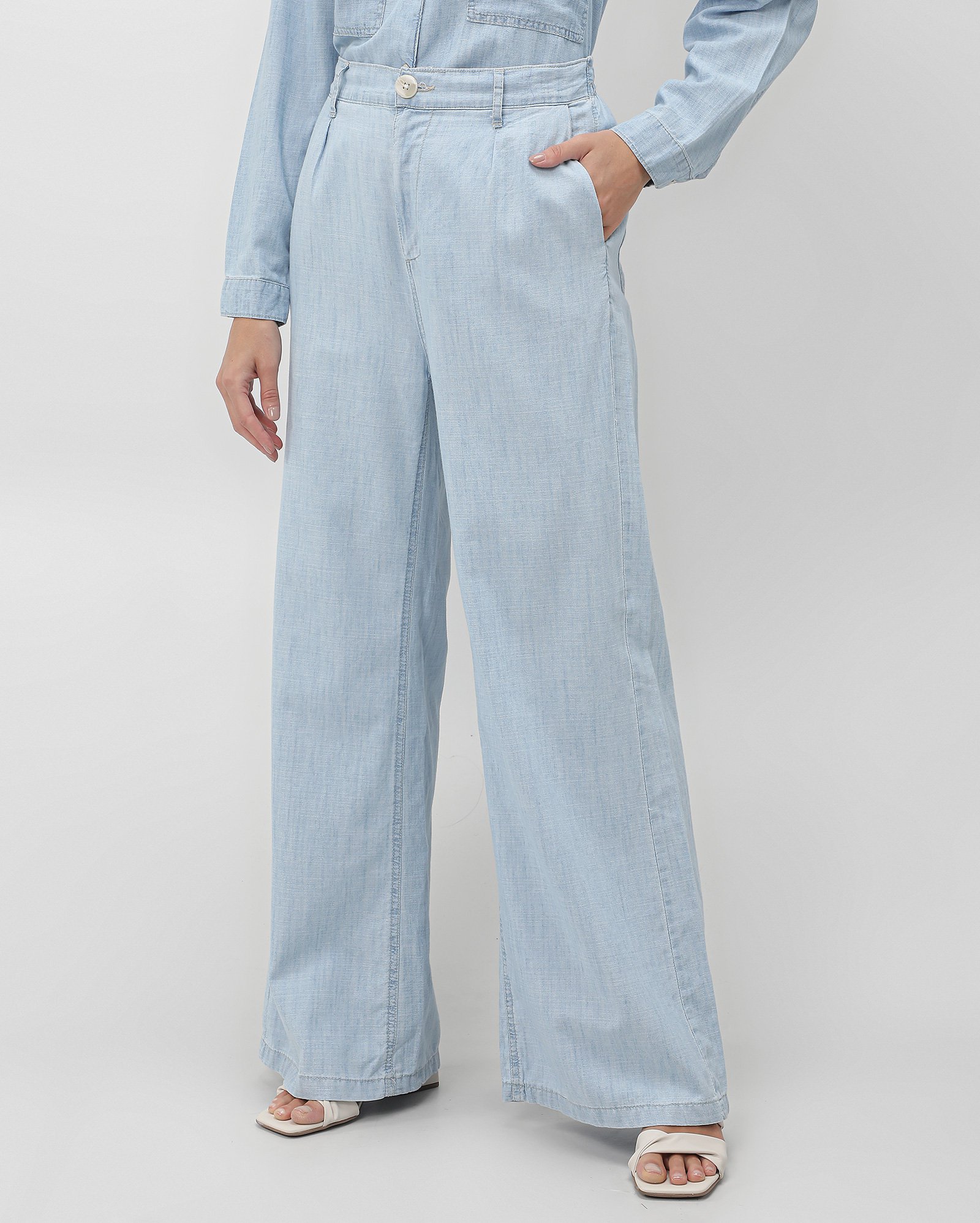 Calça jeans feminina wide leg cintura alta com pregas - Azul Claro