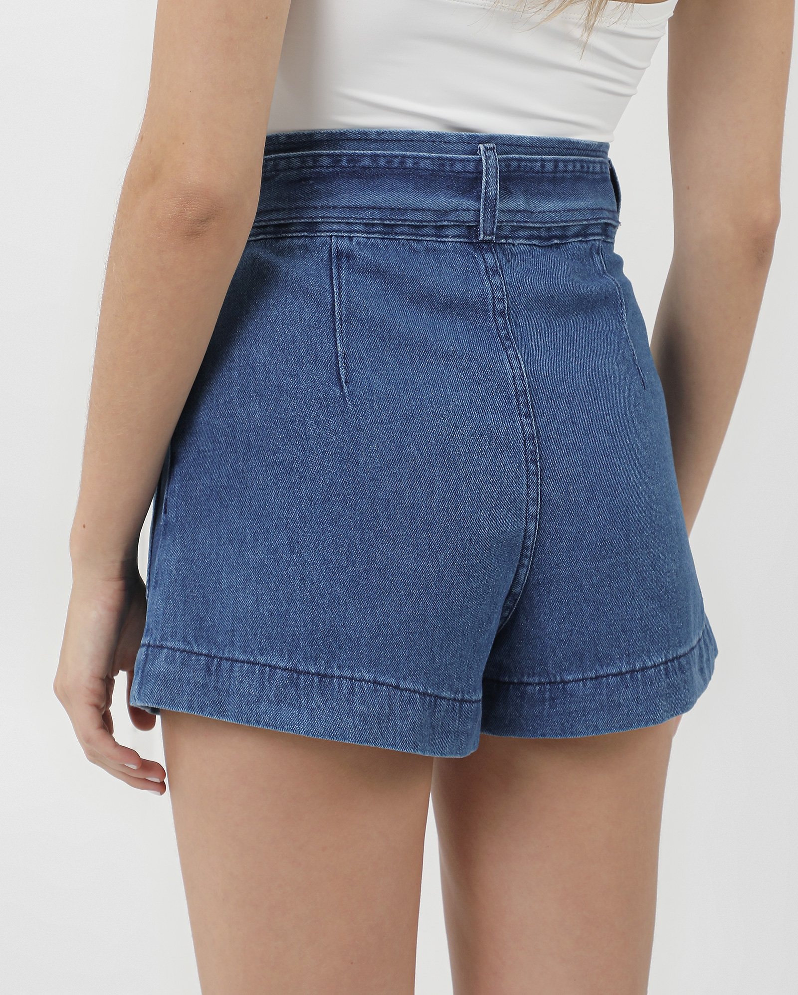 Short jeans feminino com cinto e bolsos denim escuro | Pool Jeans — foto 3