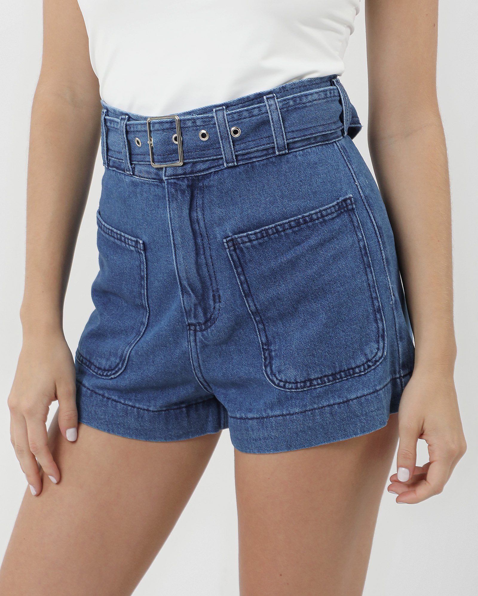 Short jeans feminino com cinto e bolsos denim escuro | Pool Jeans — foto 2