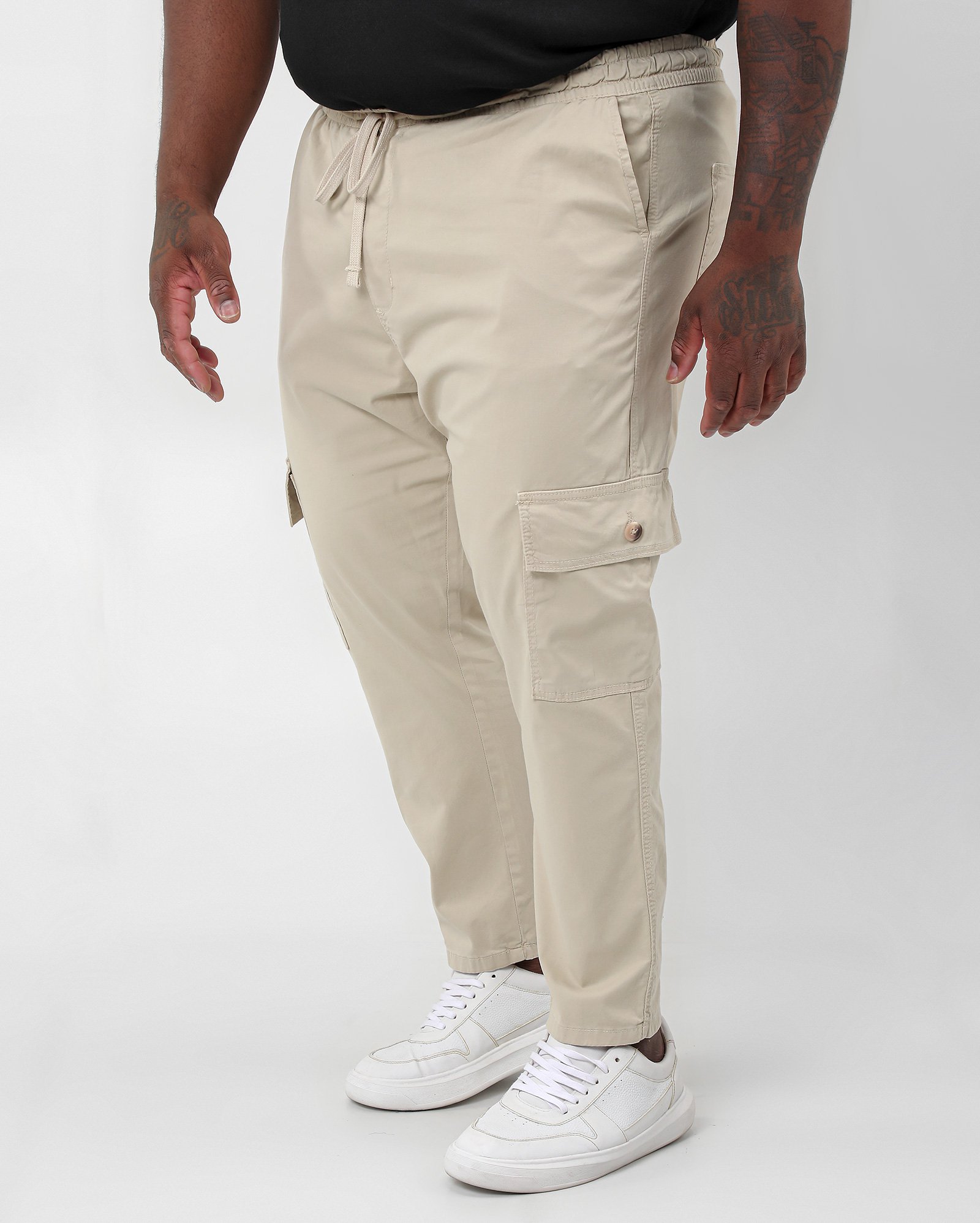 Calça jeans color plus size masculina bolsos cargo bege | Original Plus by Riachuelo