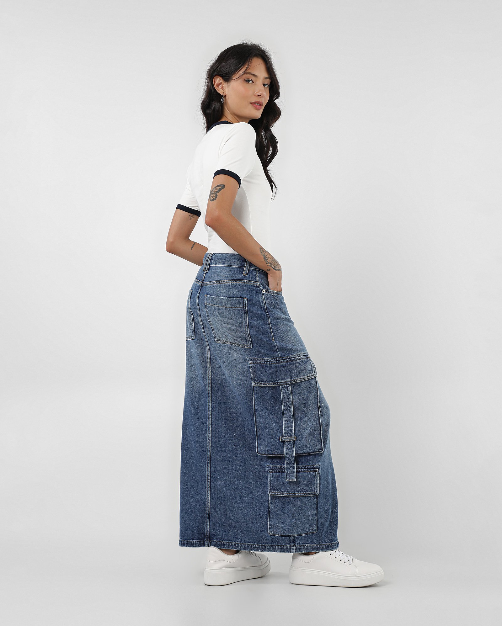 Saia jeans midi com bolsos cargos denim médio | Pool Jeans