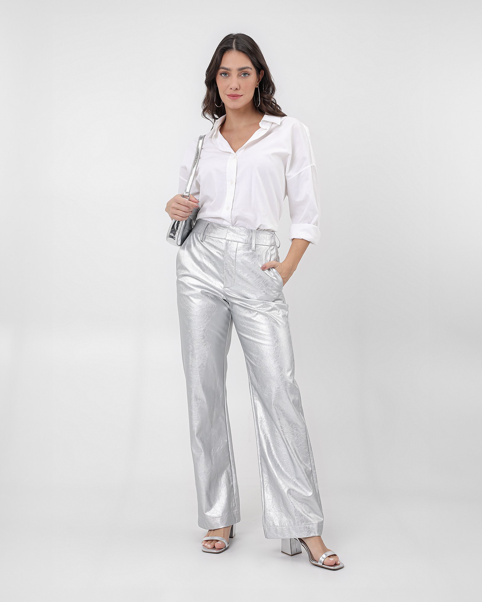 Calça feminina reta metalizada de poliuretano prata | AK by Riachuelo