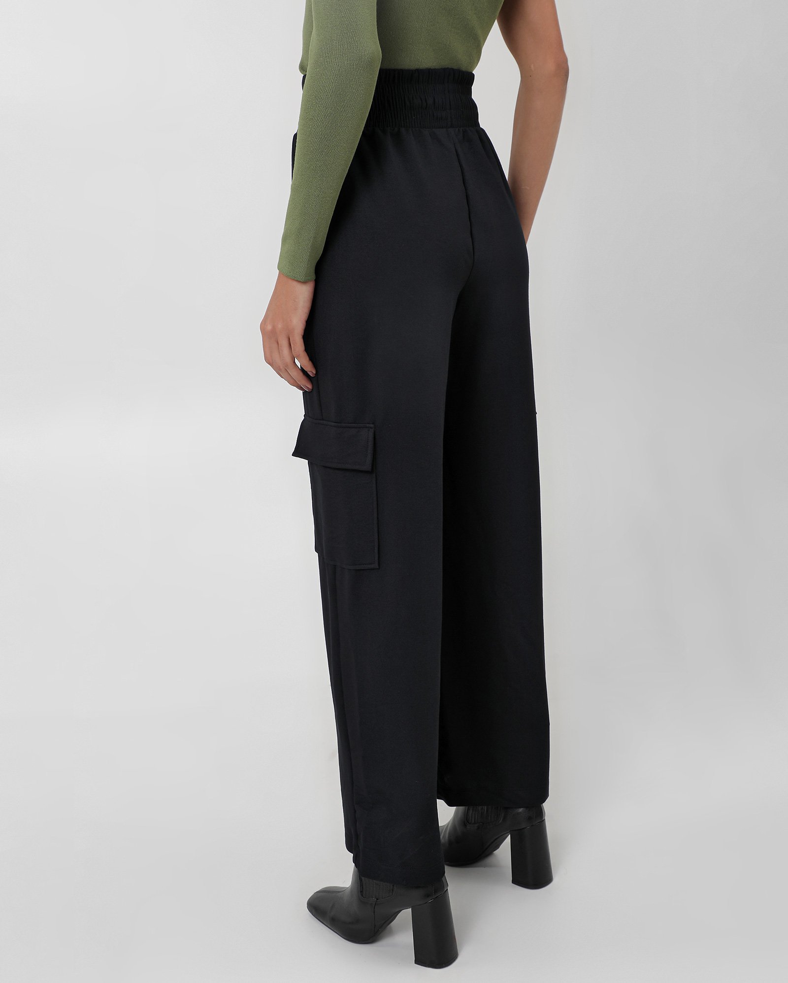 Riachuelo | Calça feminina reta com bolsos cargo preta | AK by Riachuelo