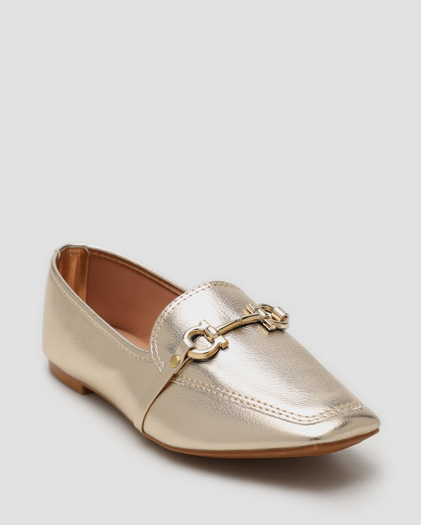 Mocassim feminino com bridão clássico - Ouro