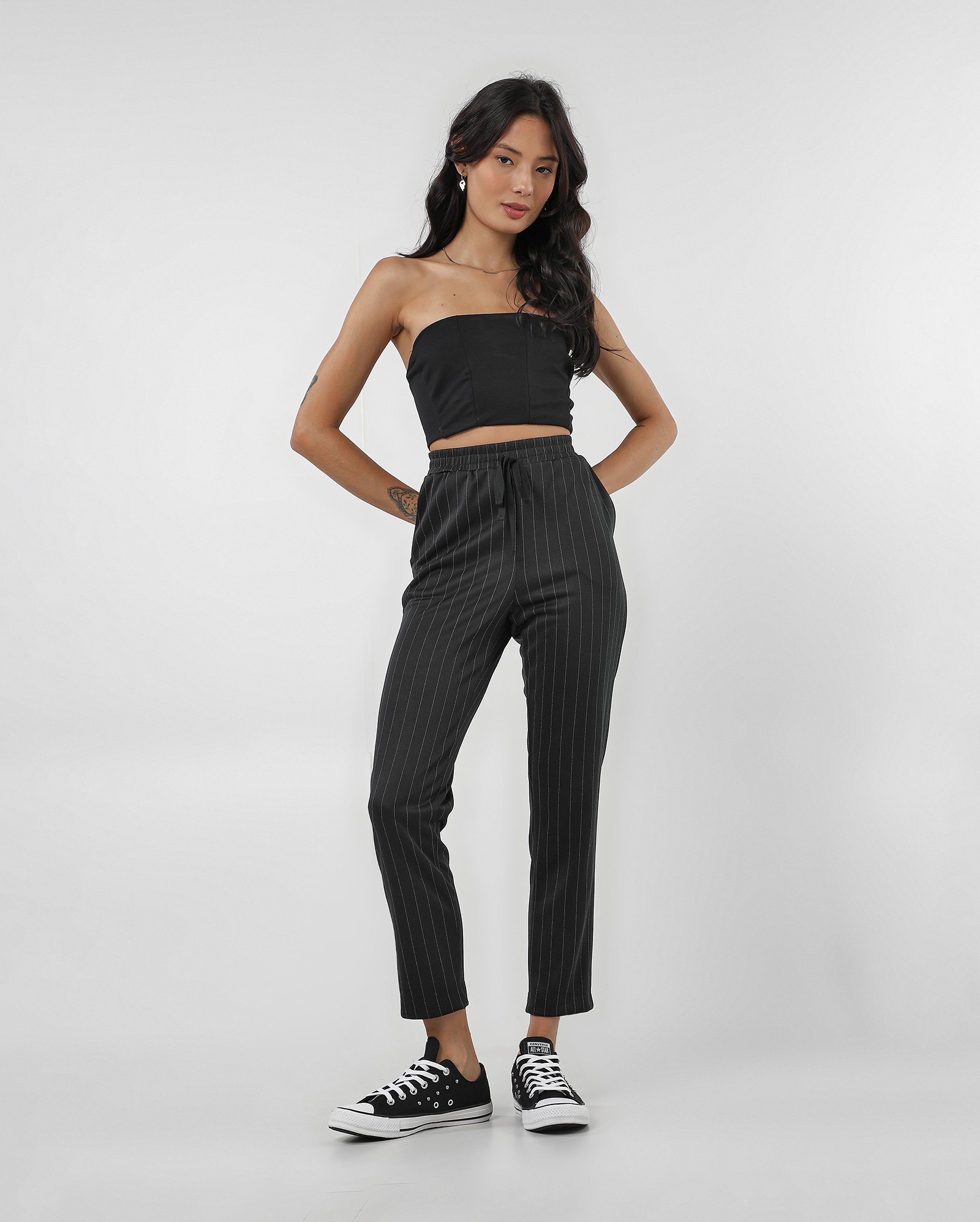 Calça feminina reta risca de giz preta | Pool by Riachuelo