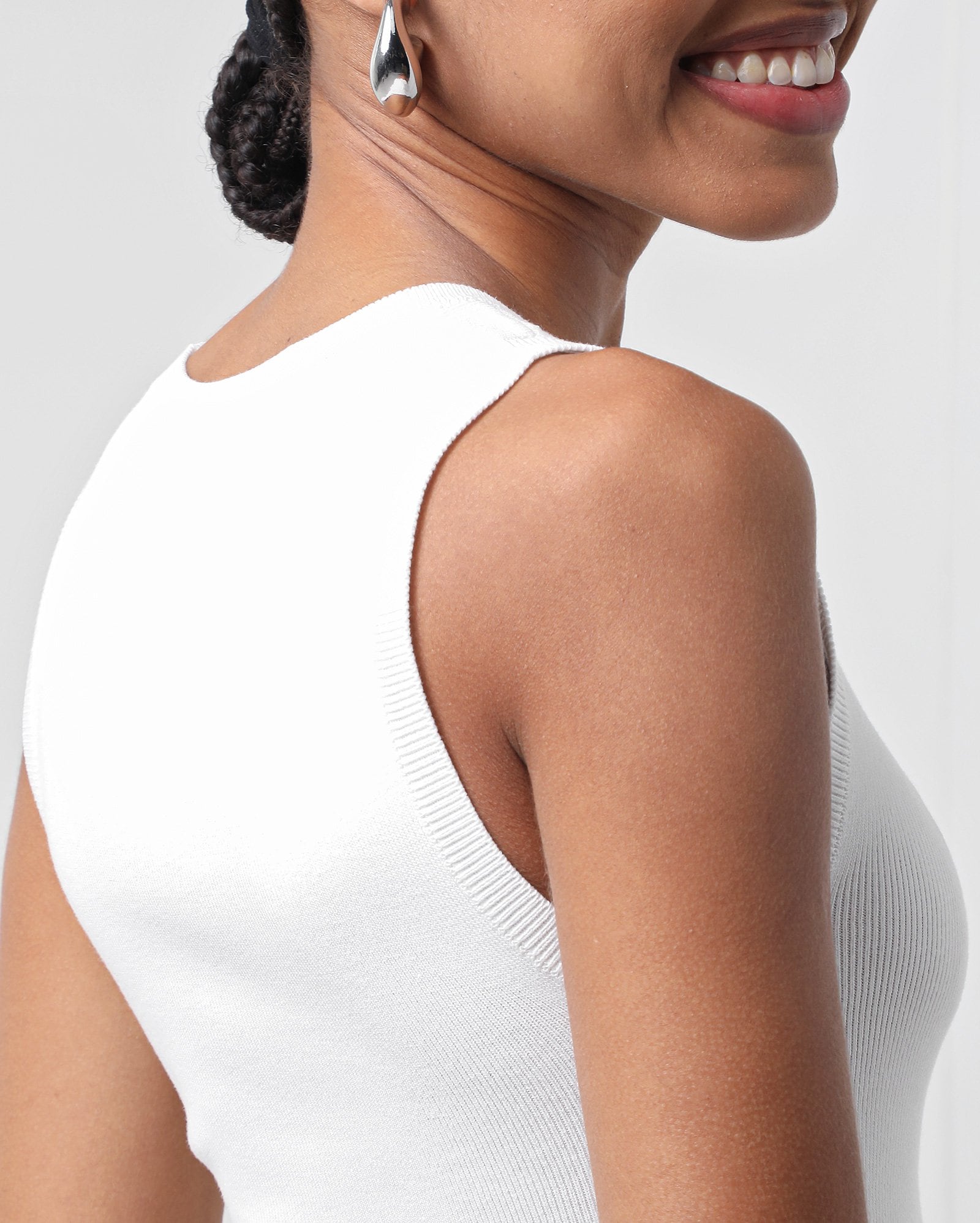 Regata cropped canelada básica - Branco | Pool Basics — foto 5