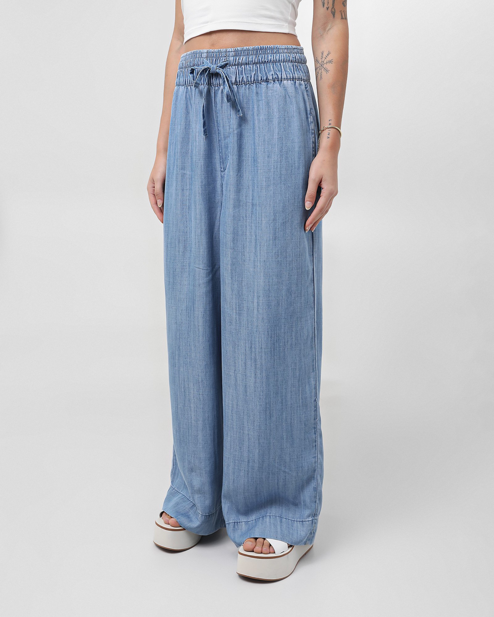 Calça jeans feminina relaxed cintura alta com elástico - Jeans Médio | Pool Jeans