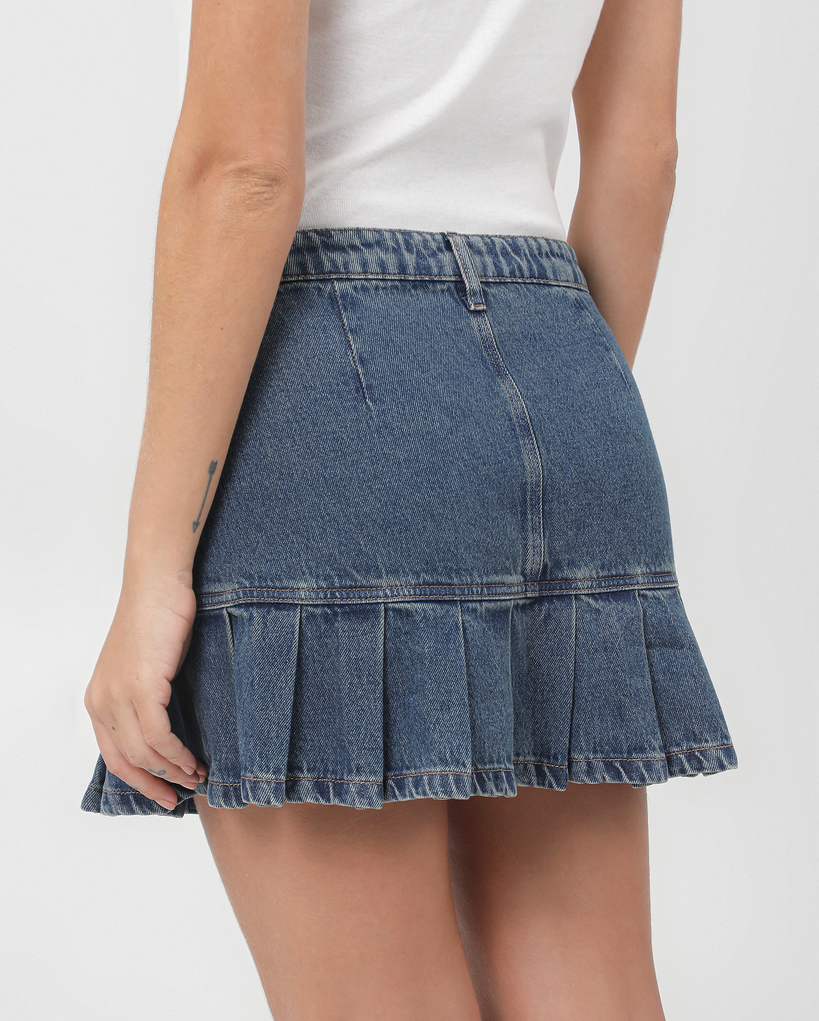 Riachuelo | Mini saia jeans cintura baixa com pregas denim escuro ...