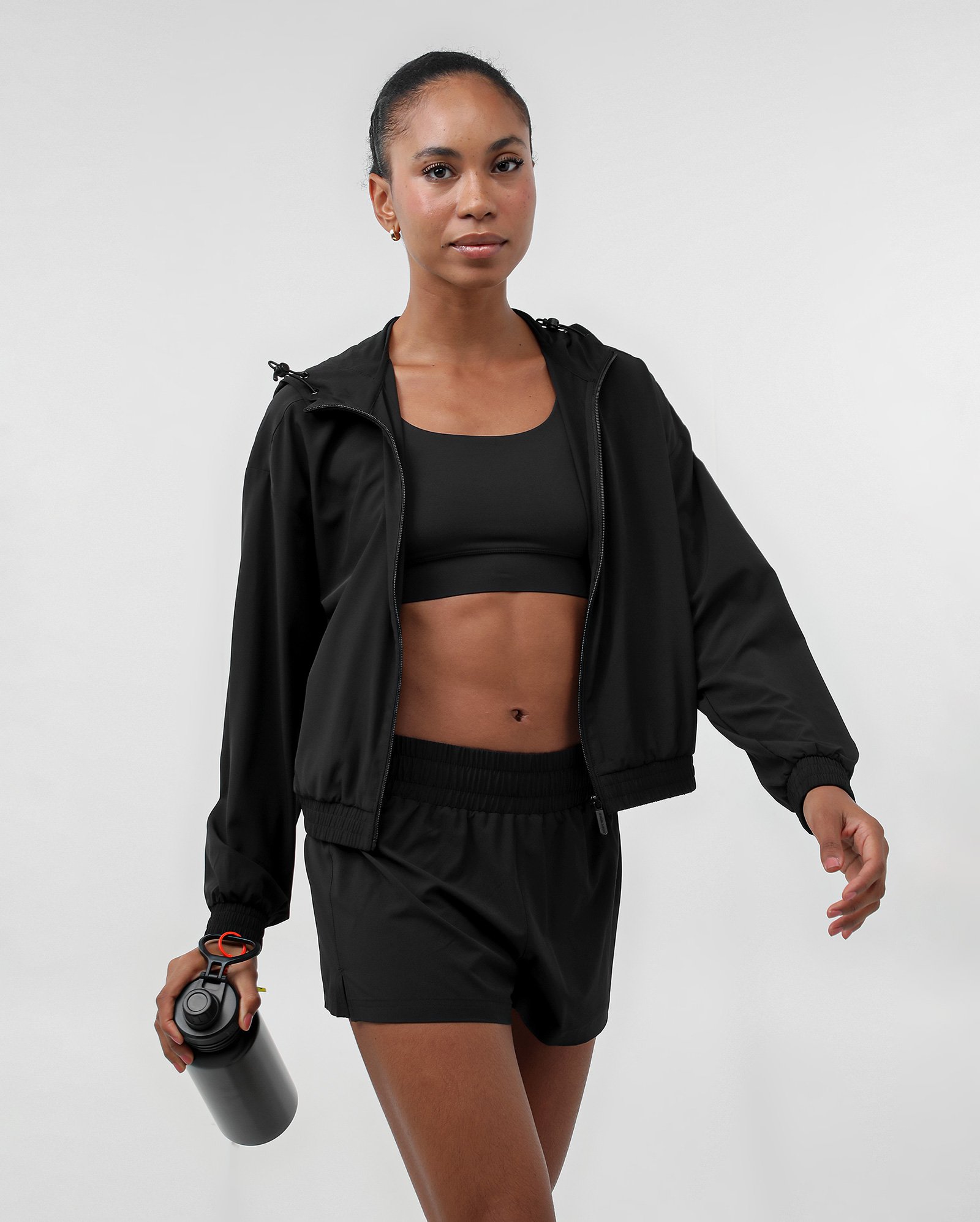 Jaqueta de corrida feminina corta vento com capuz preta | BodyWork by Riachuelo