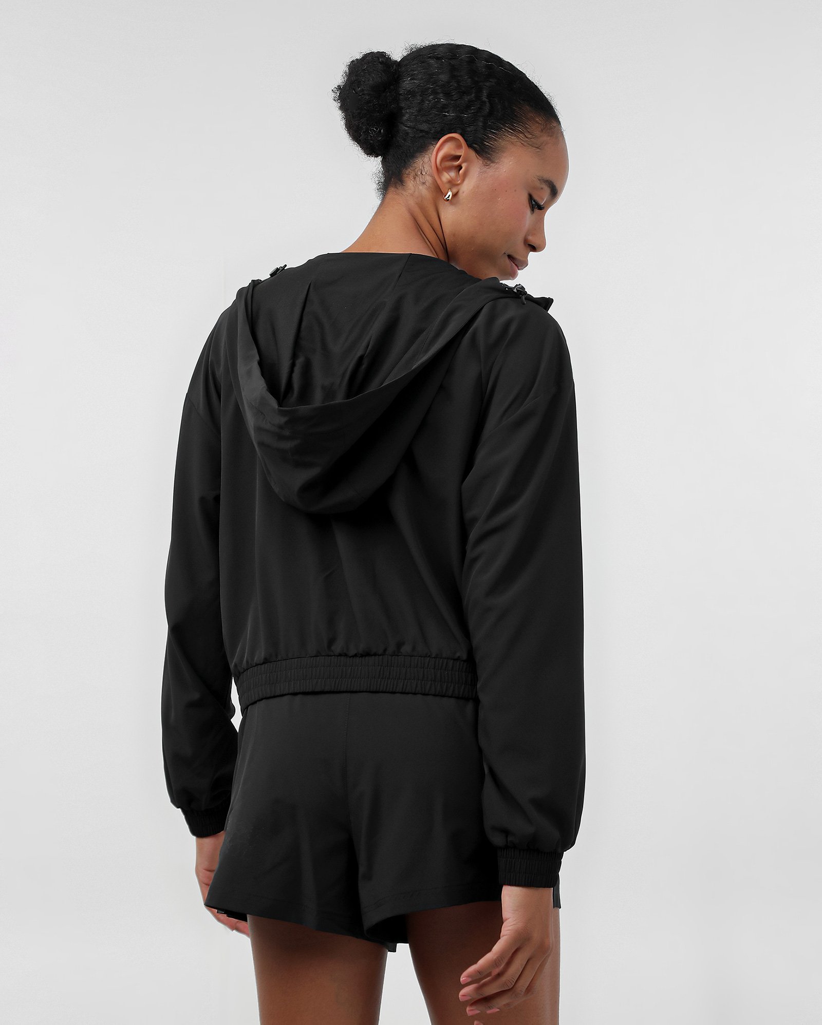 Jaqueta de corrida feminina corta vento com capuz preta | BodyWork by Riachuelo