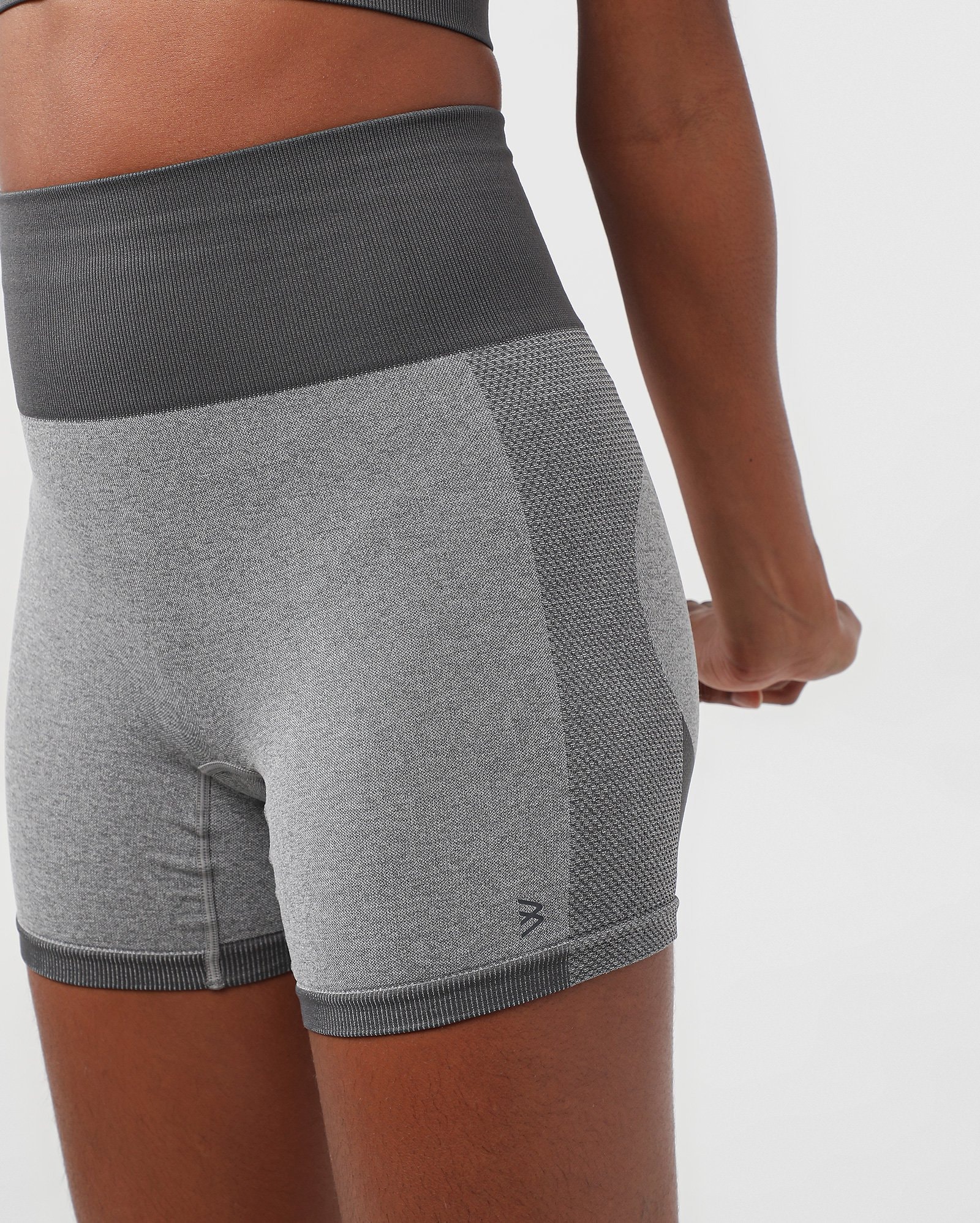 Bermuda esportiva feminina de poliamida sem costura - Cinza | Body Work — foto 5