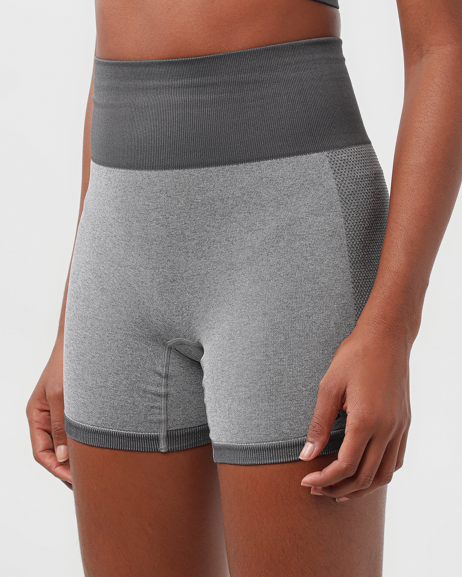 Bermuda esportiva feminina de poliamida sem costura - Cinza | Body Work — foto 3