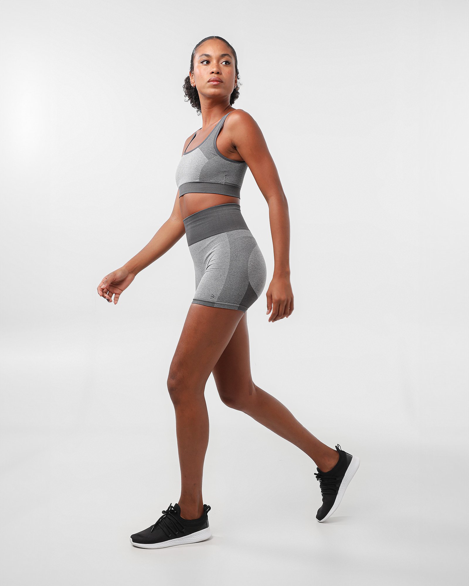 Bermuda esportiva feminina de poliamida sem costura - Cinza | Body Work