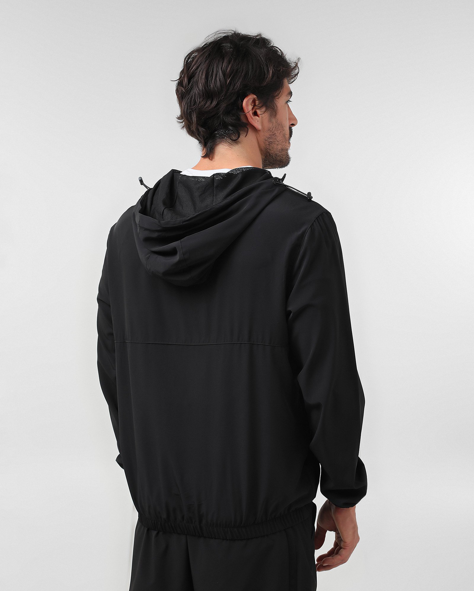 Jaqueta esportiva masculina com elástico e capuz preta | BodyWork by Riachuelo