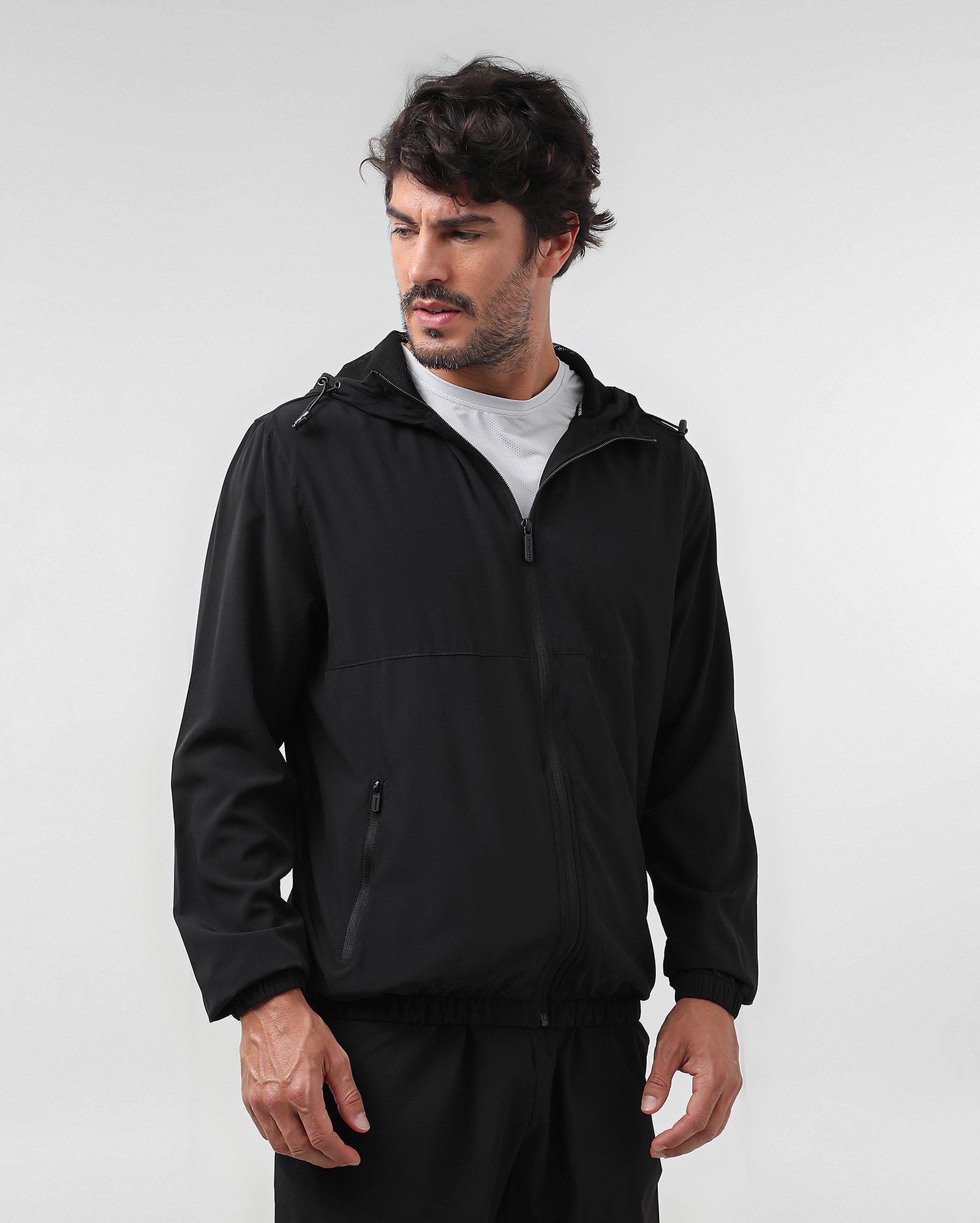 Jaqueta esportiva masculina com elástico e capuz preta | BodyWork by Riachuelo