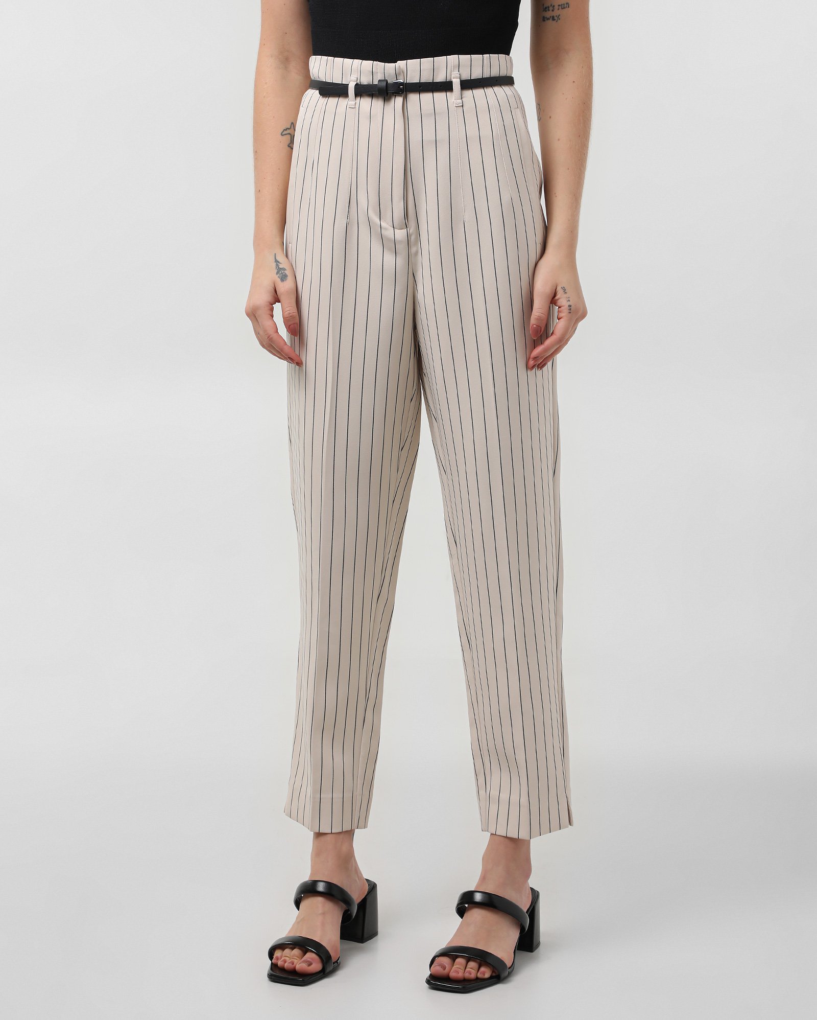 Calça feminina alfaiataria Luka com cinto e pregas - Off-white