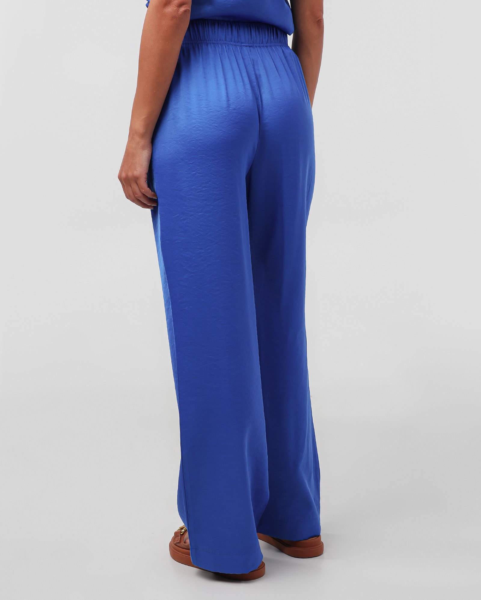 Calça feminina relaxed acetinada azul — foto 3