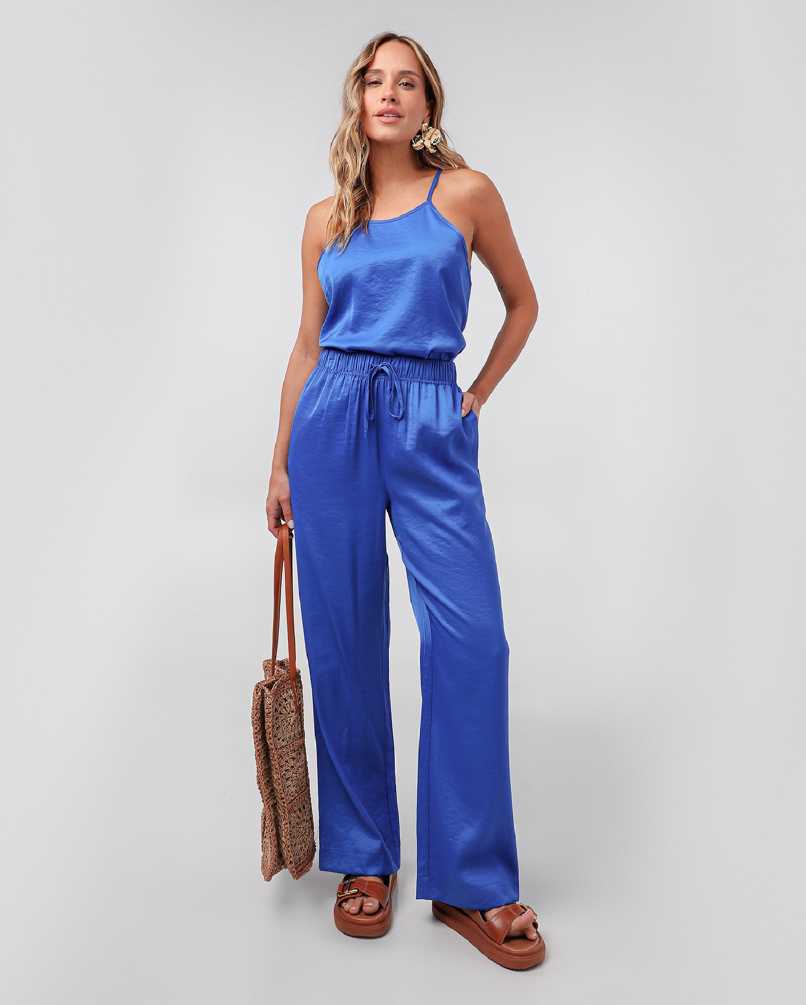 Calça feminina relaxed acetinada azul — foto 4