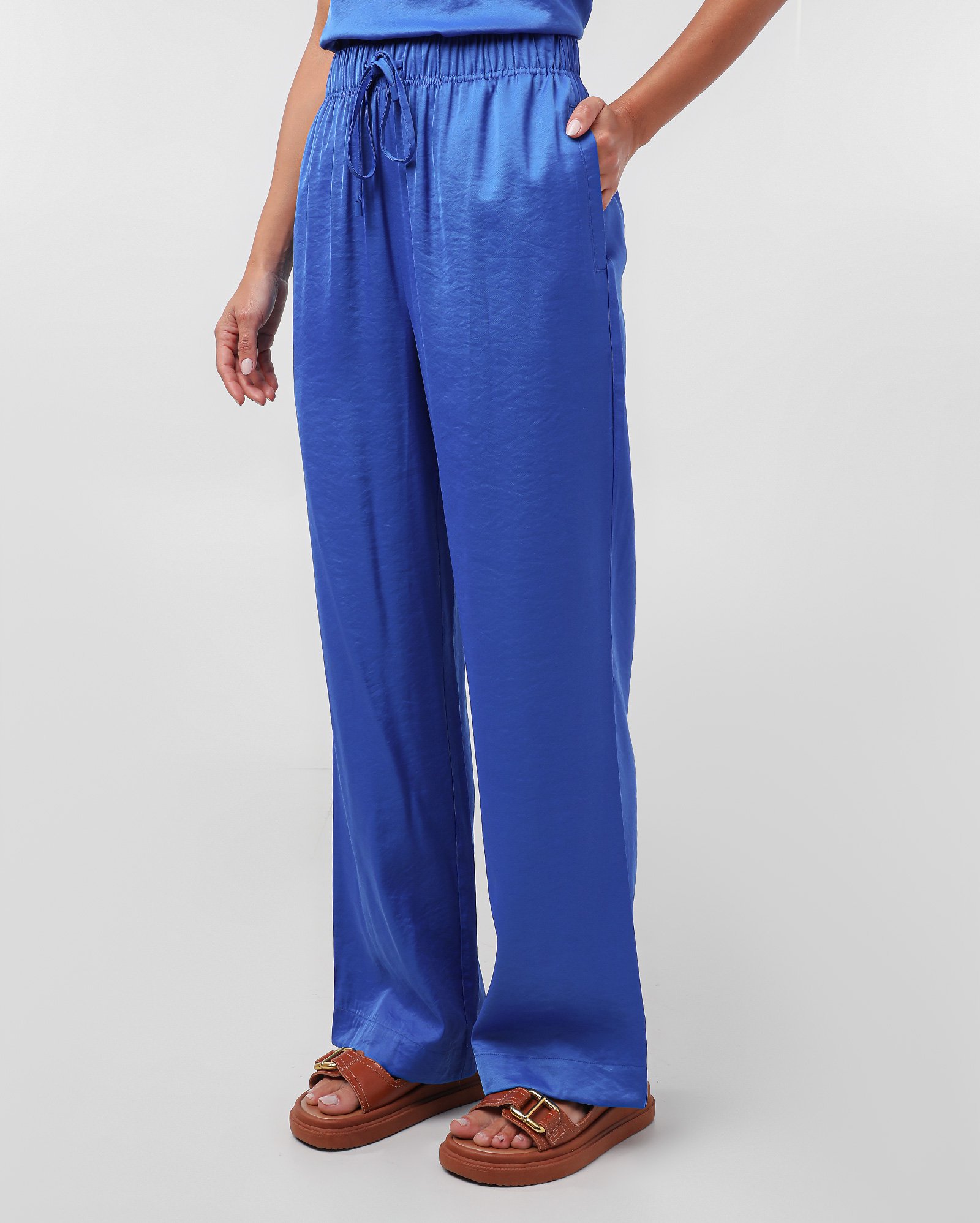 Calça feminina relaxed acetinada azul — foto 2