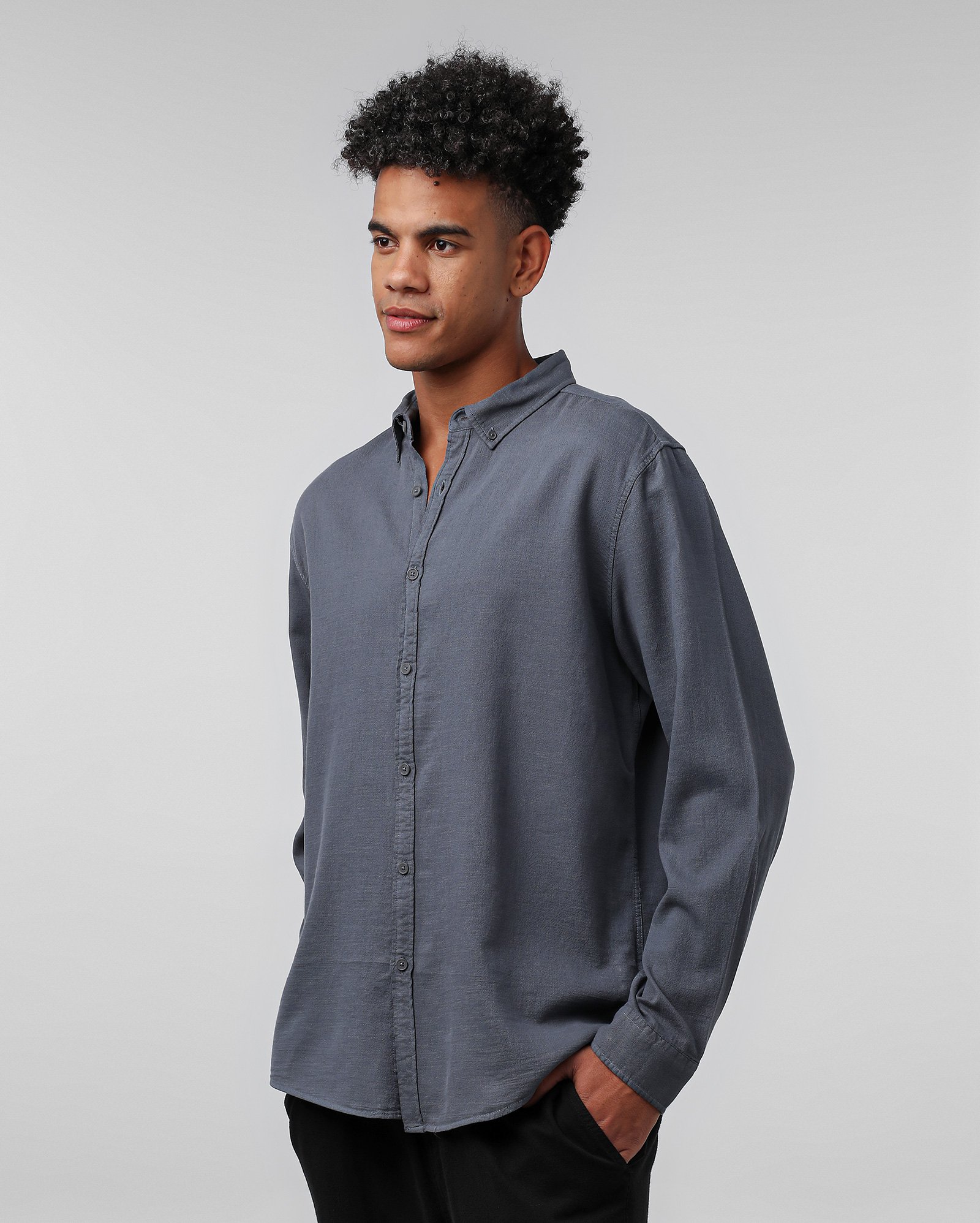 Camisa masculina com gola colarinho e botão cinza | Pool