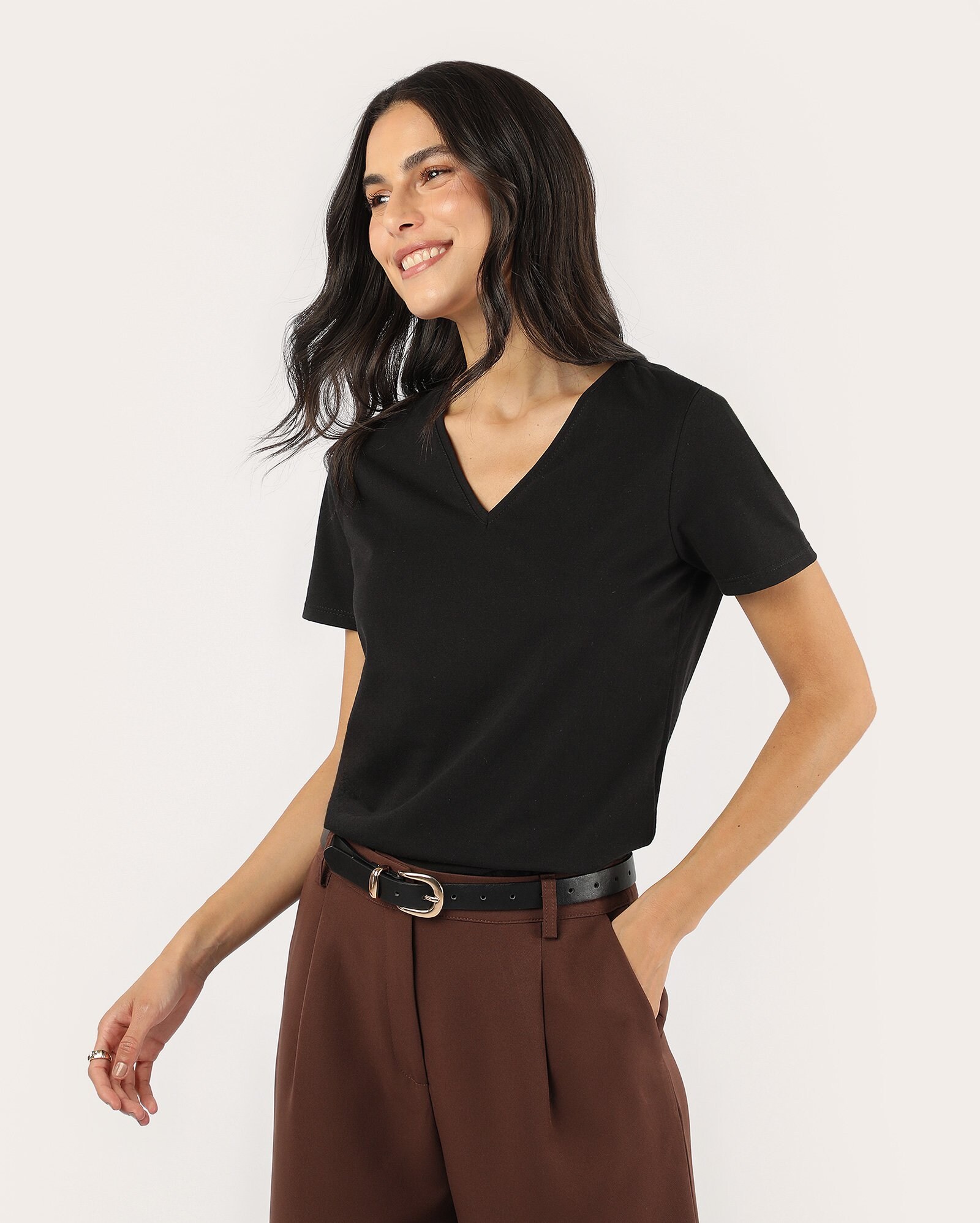 Camiseta feminina Vanda decote v lisa - Preto