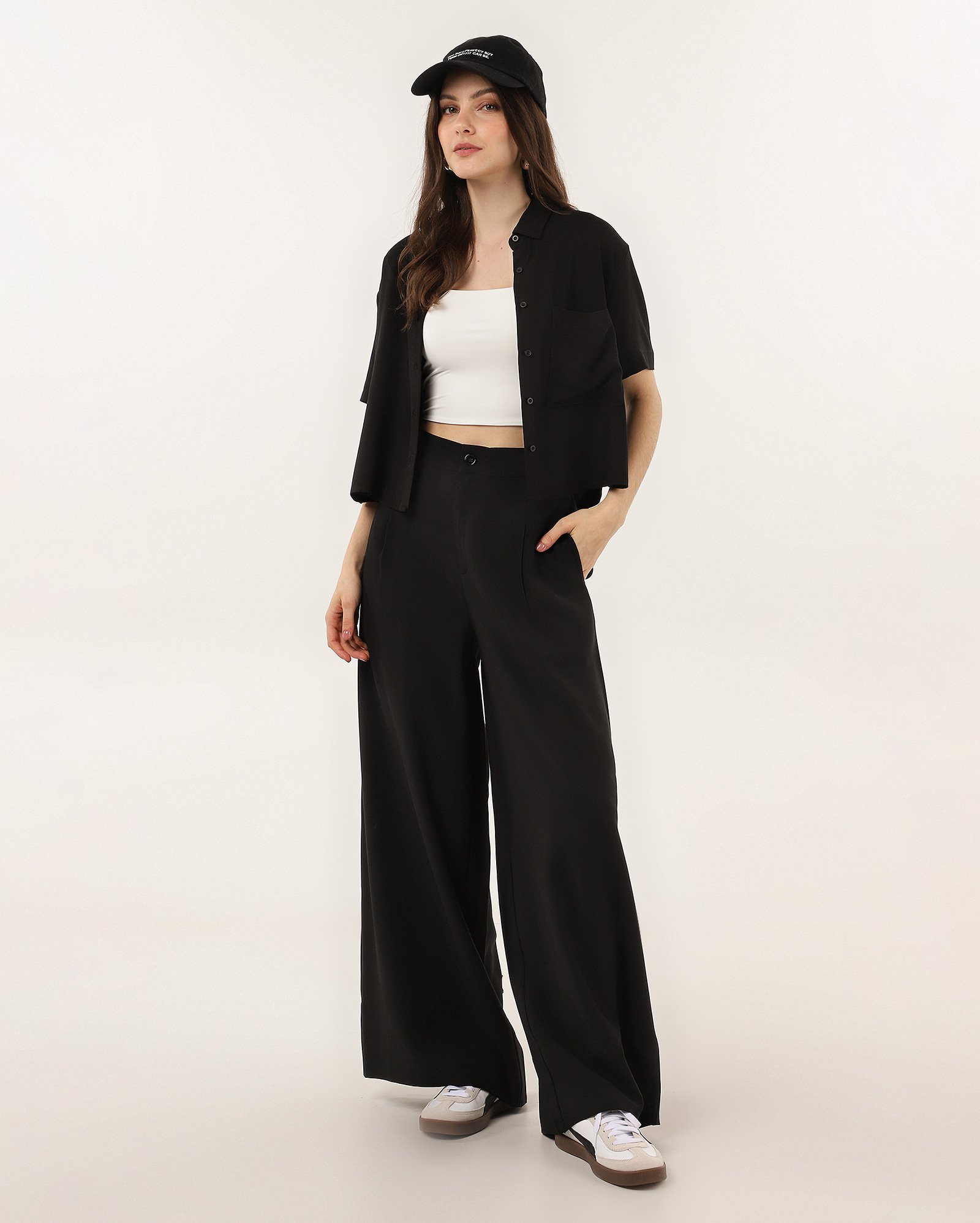 Camisa cropped Hilary em viscose ampla com bolso - Preto