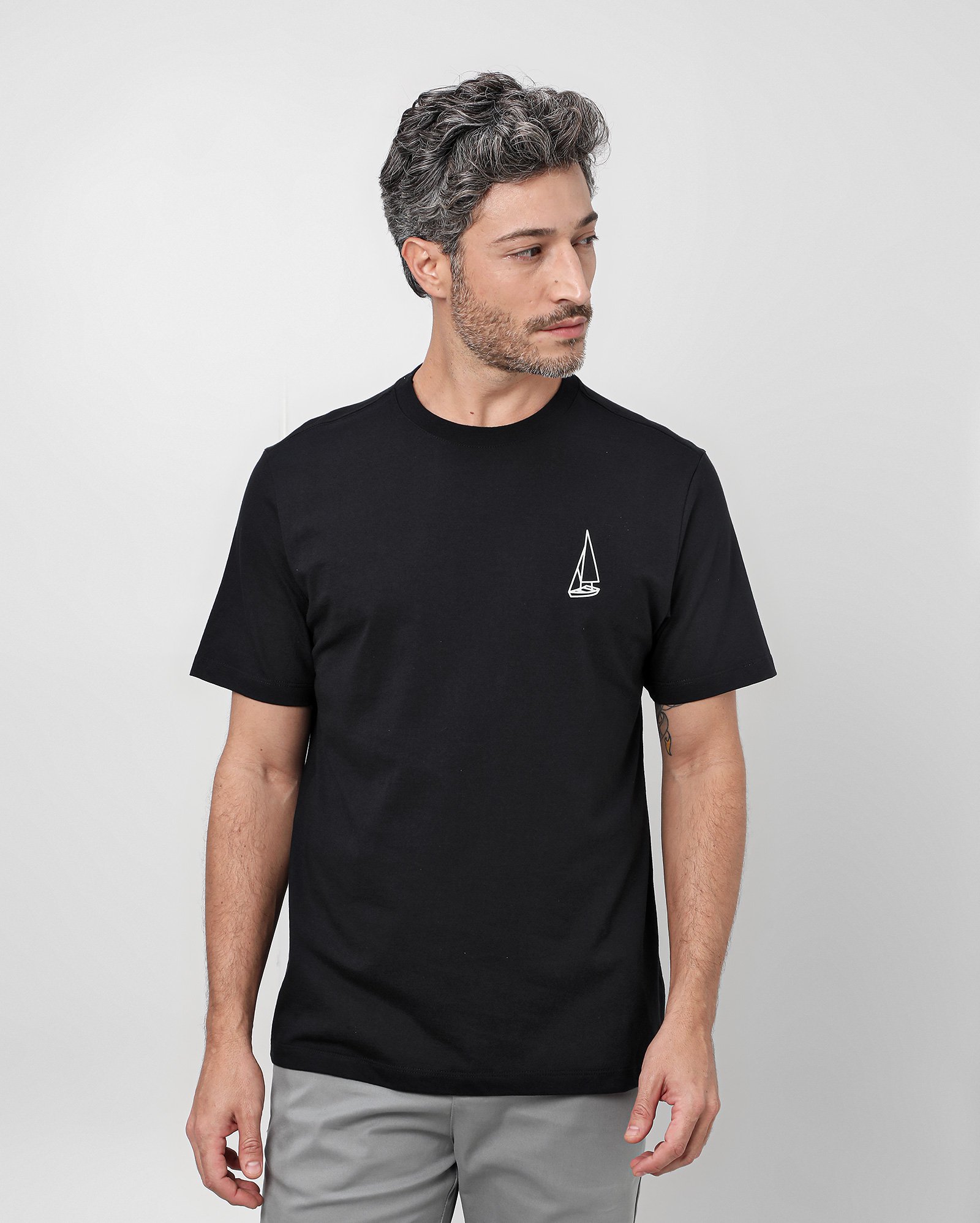 Camiseta masculina manga curta barquinho preta