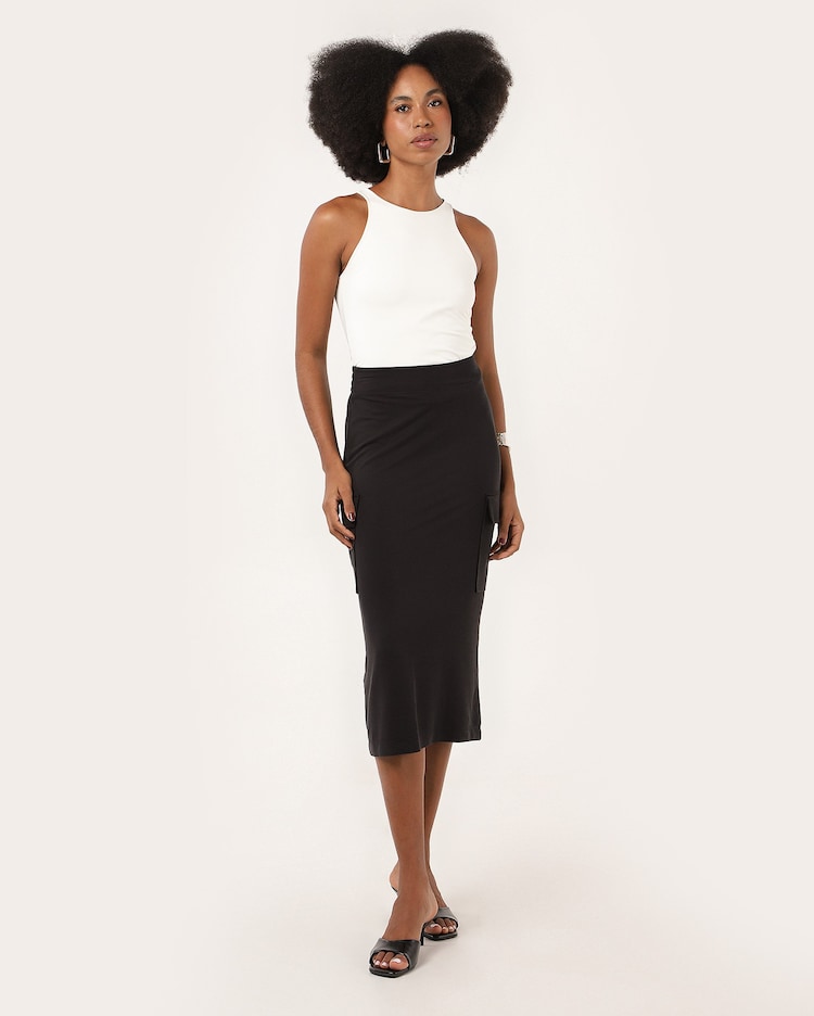 Riachuelo Saia midi reta com bolsos preta AK by Riachuelo