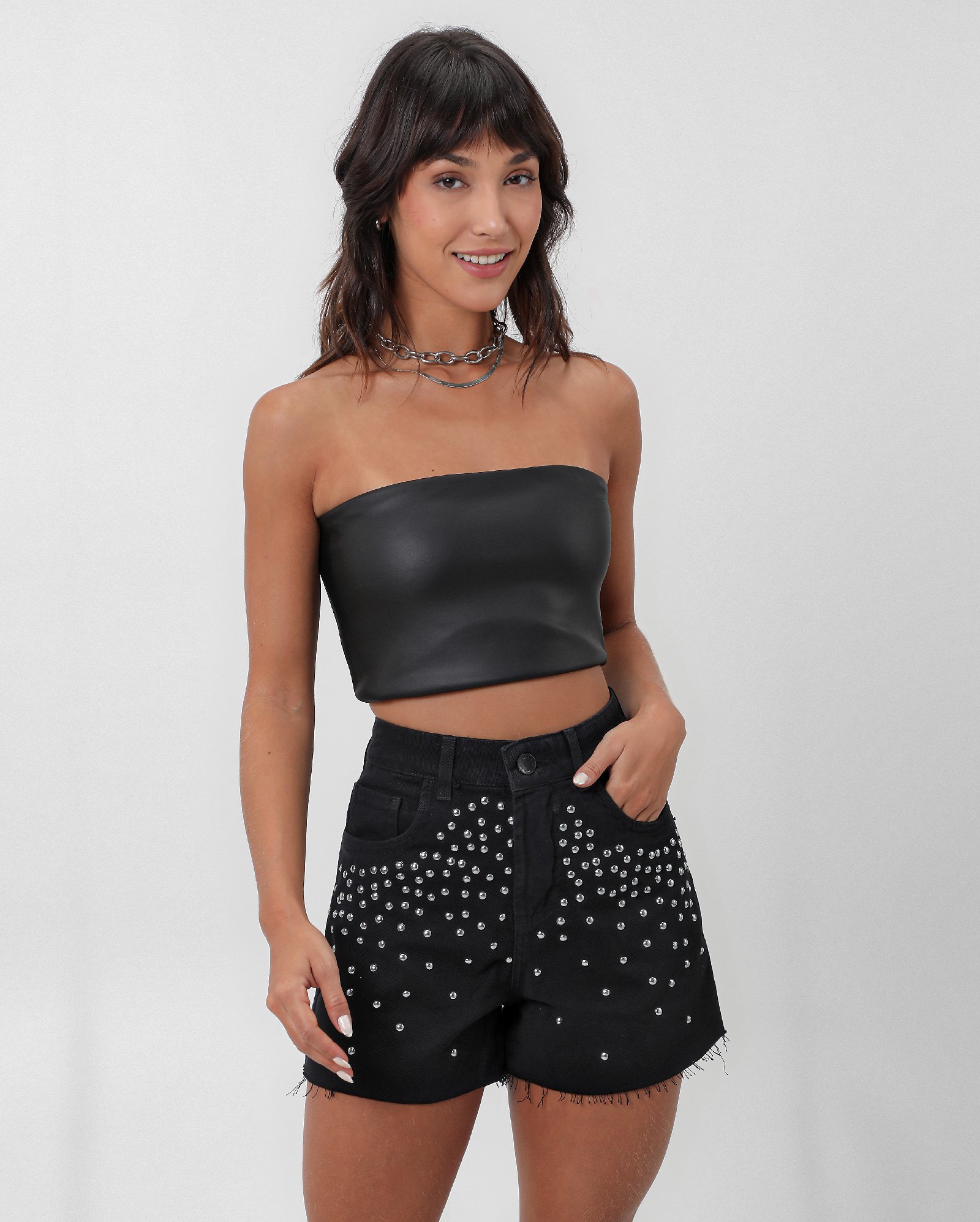 Short black jeans feminino mom com puídos e aplicações | Pool Jeans