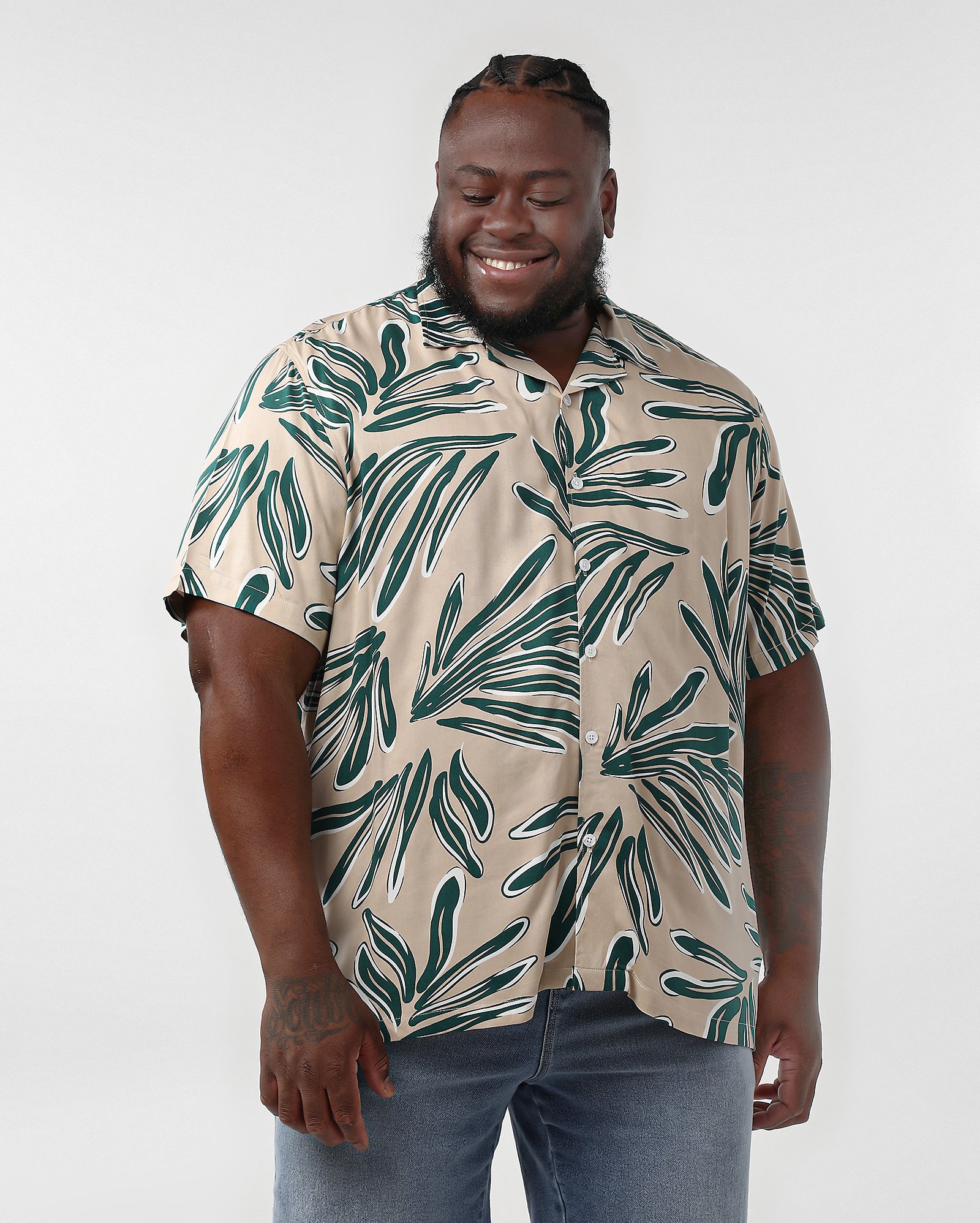 Camisa plus size masculina em viscolinho folhagens bege | Original Plus by Riachuelo
