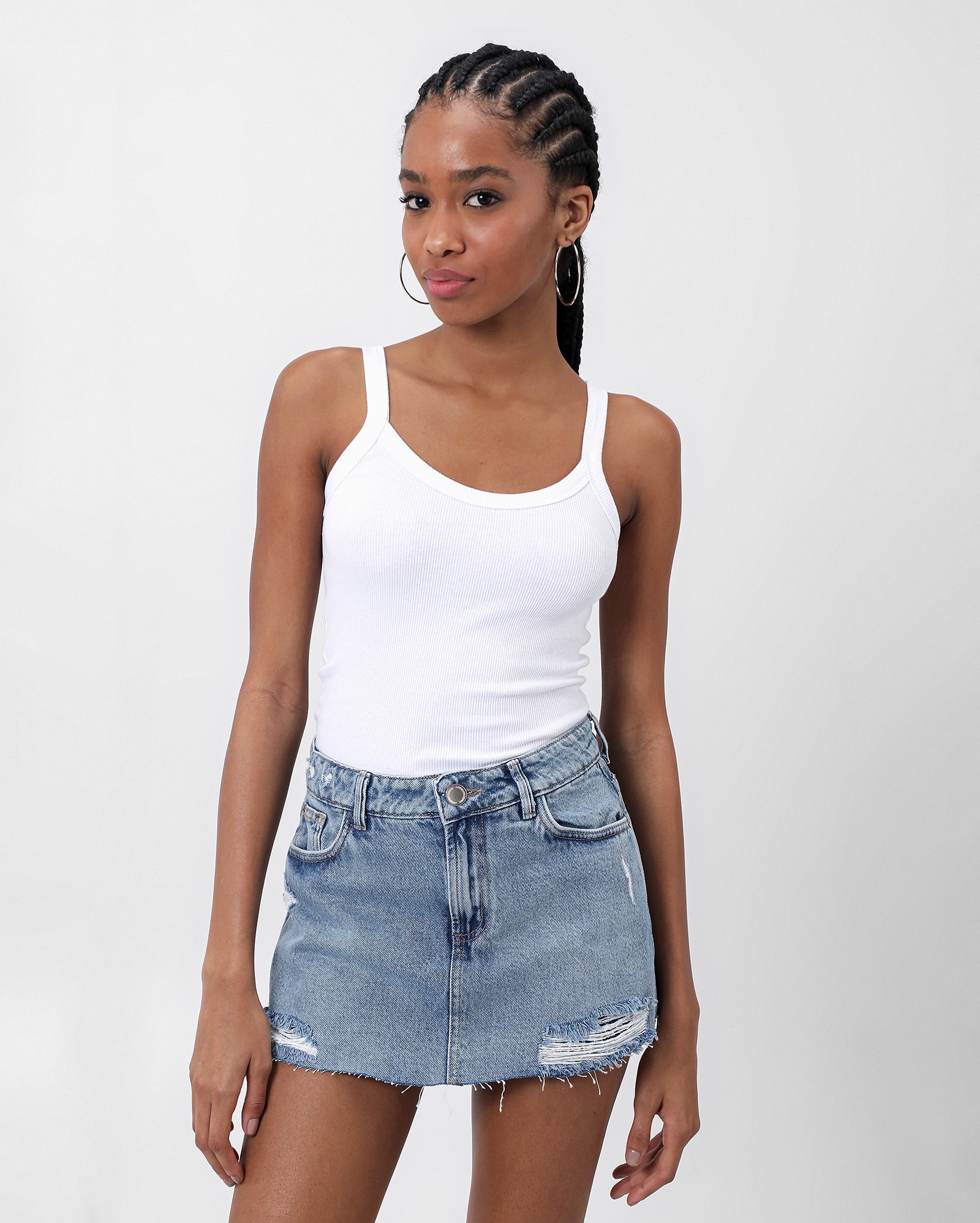 Short-saia jeans destroyed com puídos denim claro | Pool Jeans