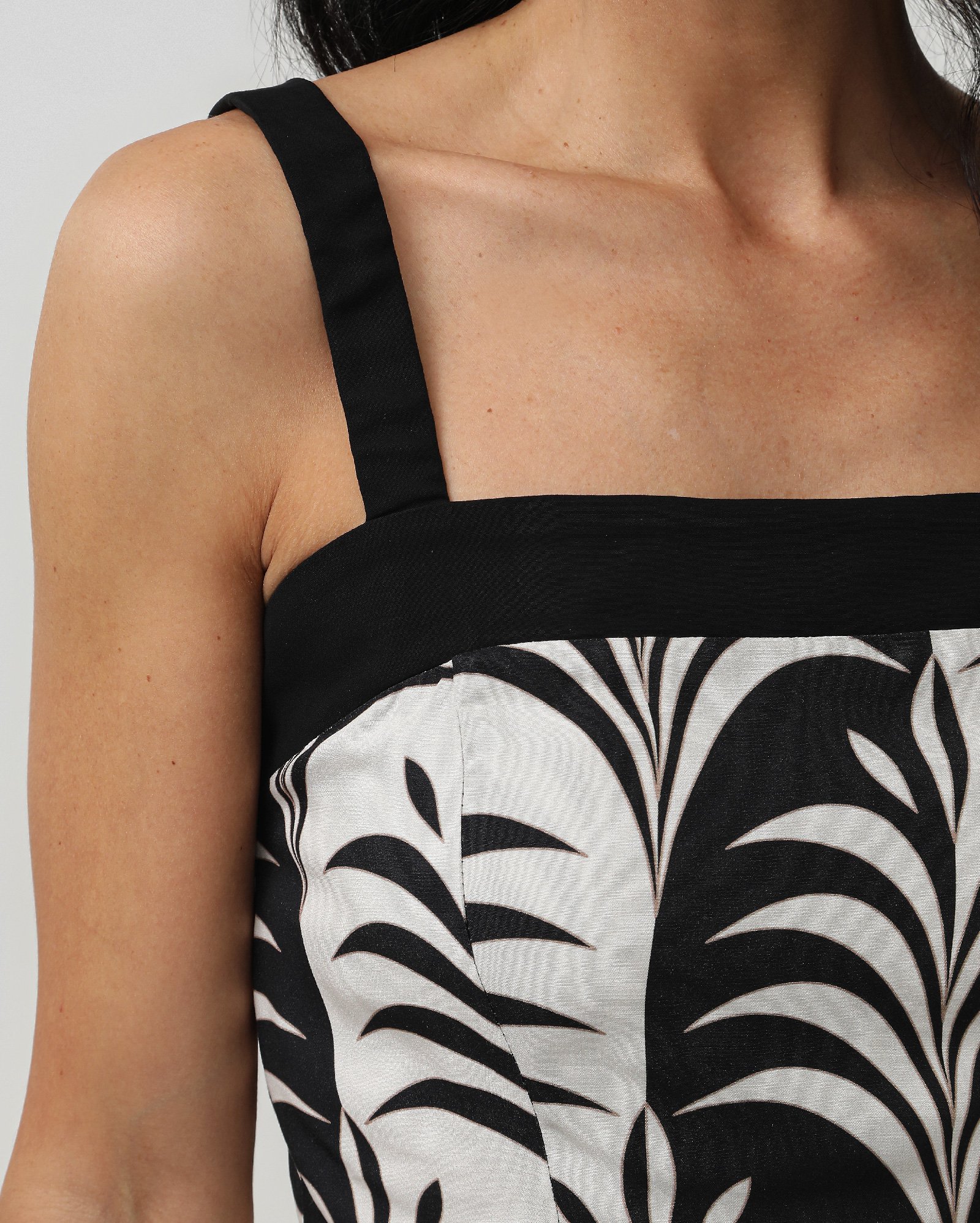 Regata cropped de viscose folhagens branca — foto 4