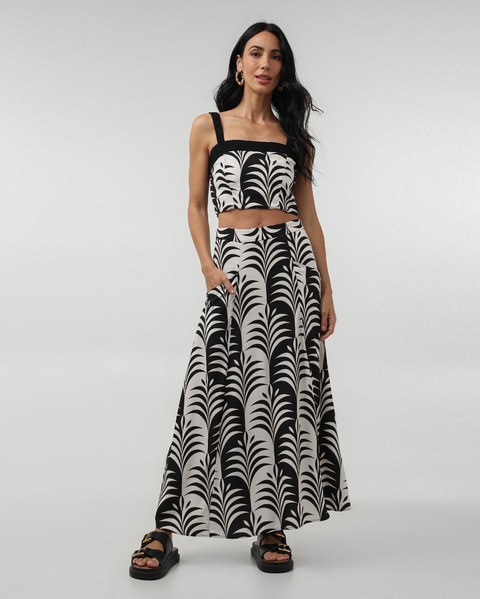 Regata cropped de viscose folhagens branca — foto 3