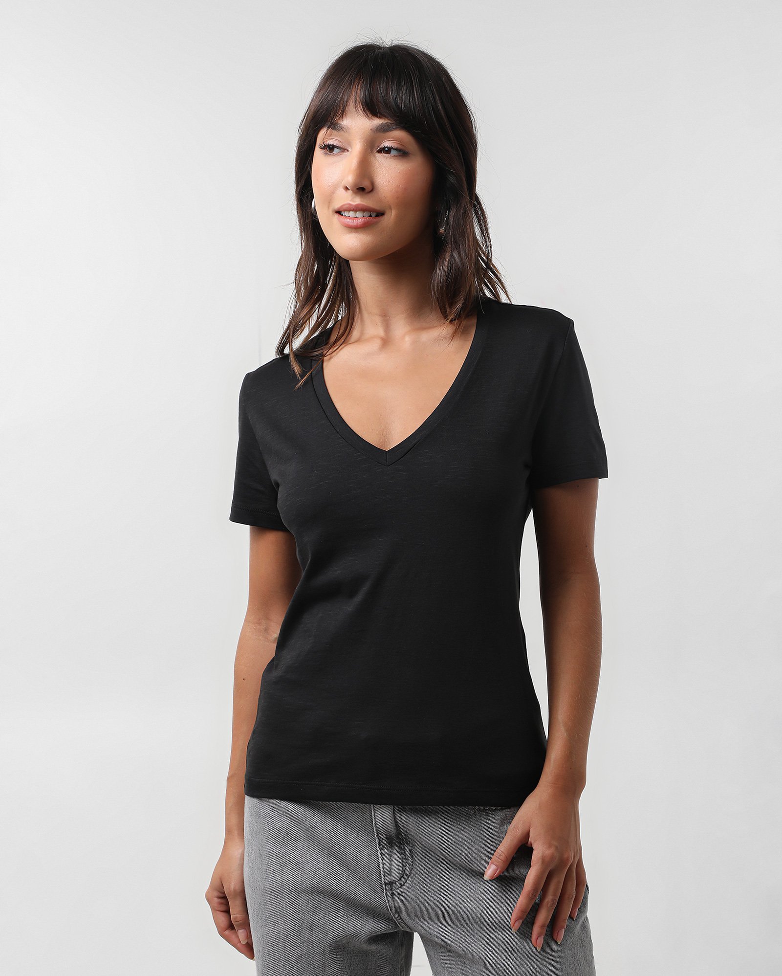 Camiseta feminina lisa de algodão peruano gola V - Preto | Pool Premium