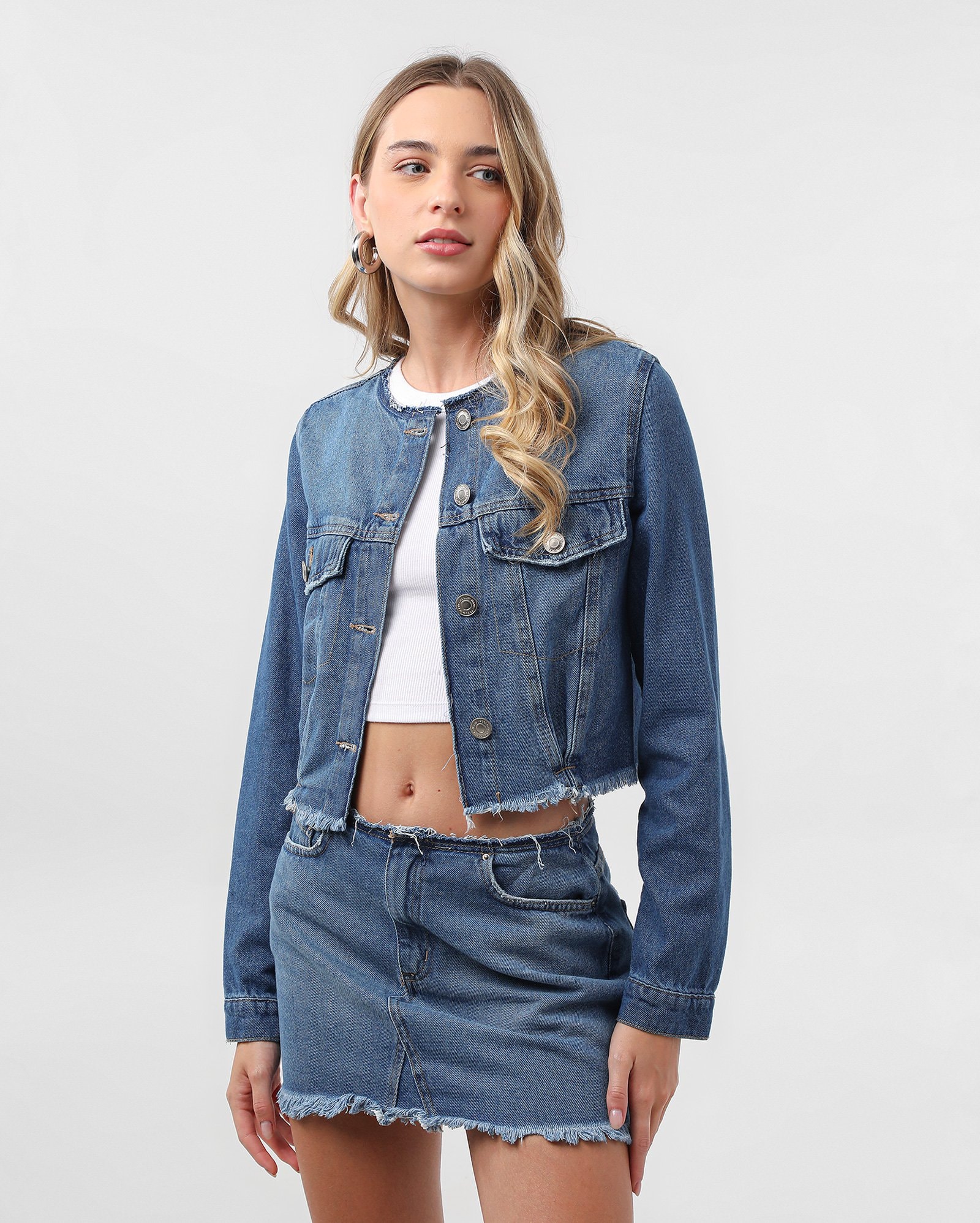 Saia jeans curta cós desfiado denim médio | Pool Jeans