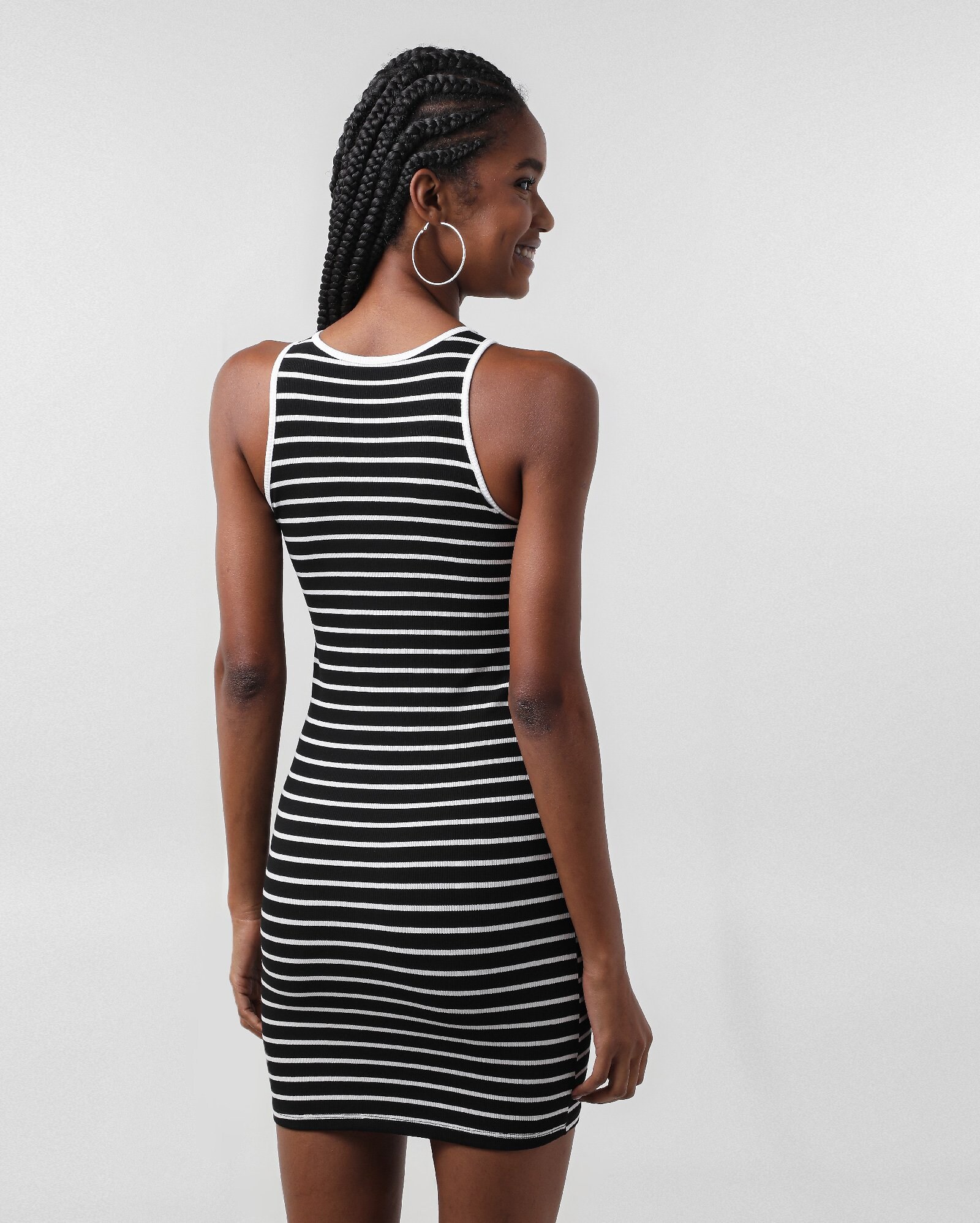 Vestido curto tubinho canelado com viés - Preto | Pool — foto 3