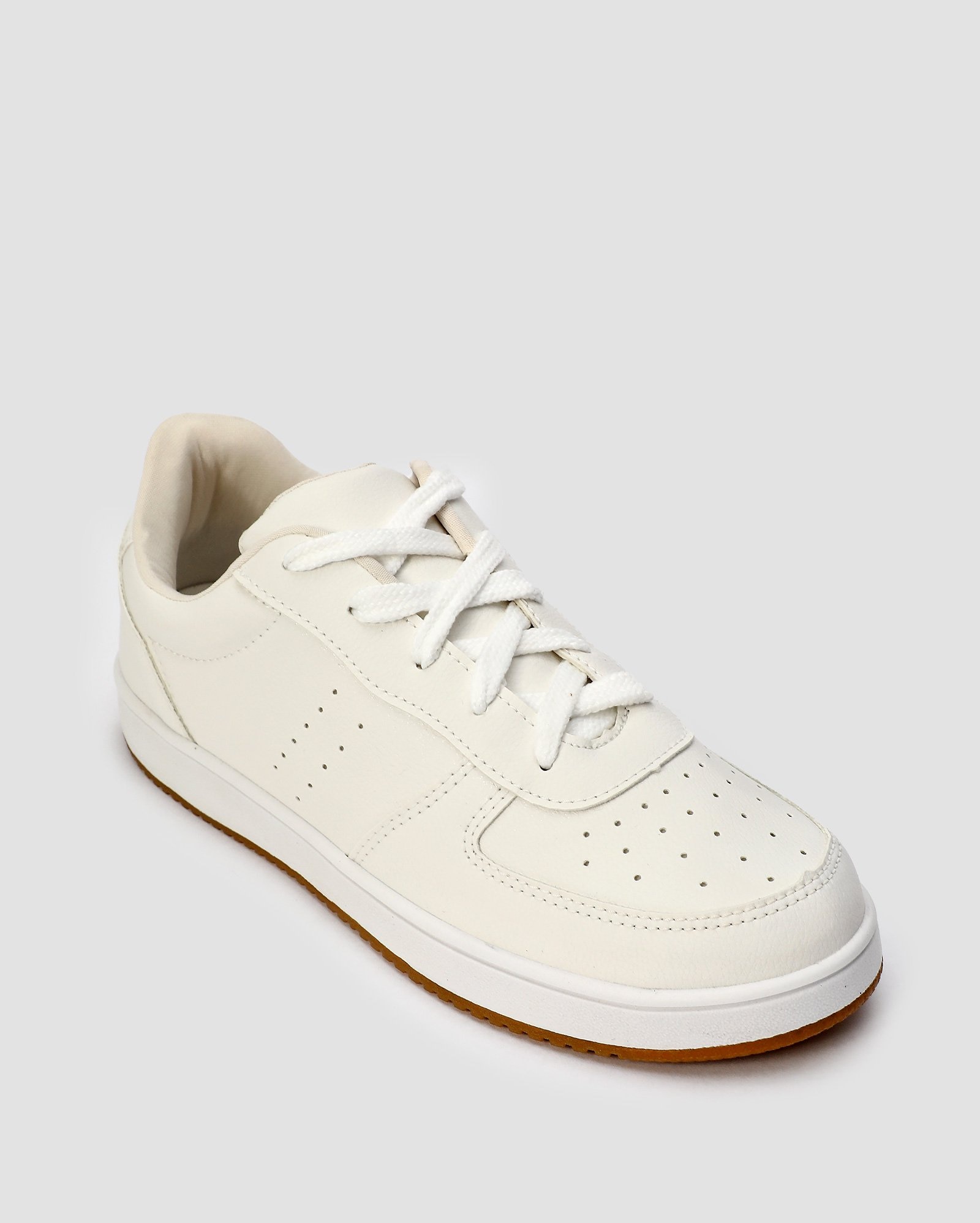 Tênis feminino com recortes variados - Off-white | Riachuelo