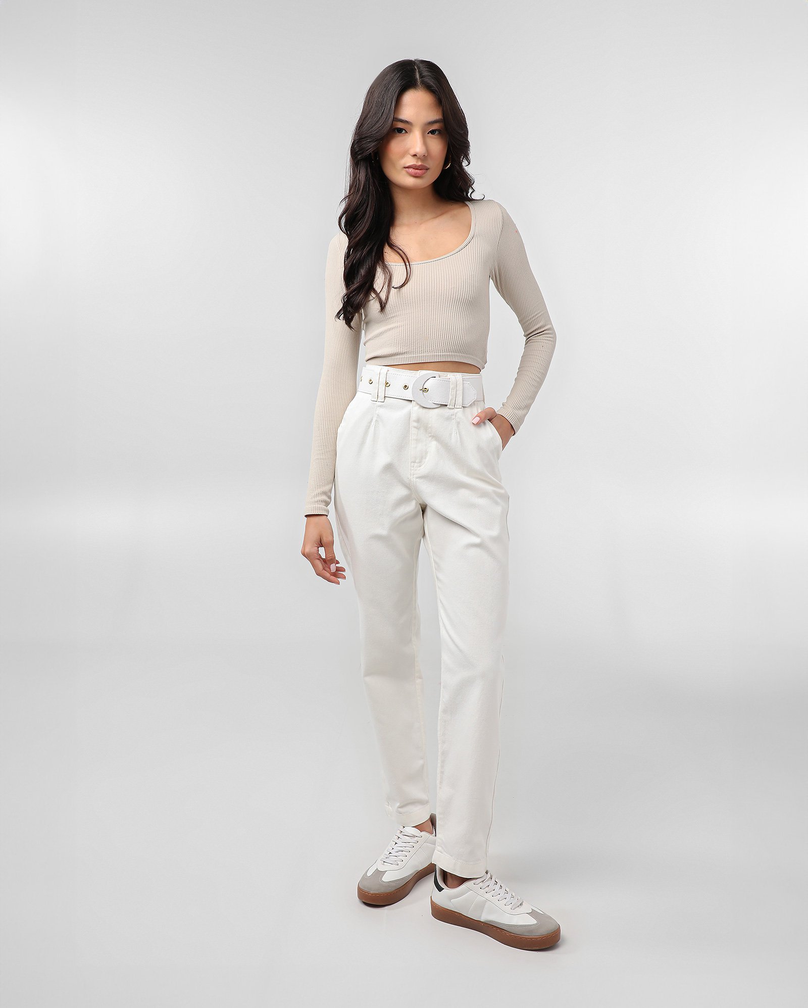 Calça sarja feminina mom com cinto branca | Pool Jeans