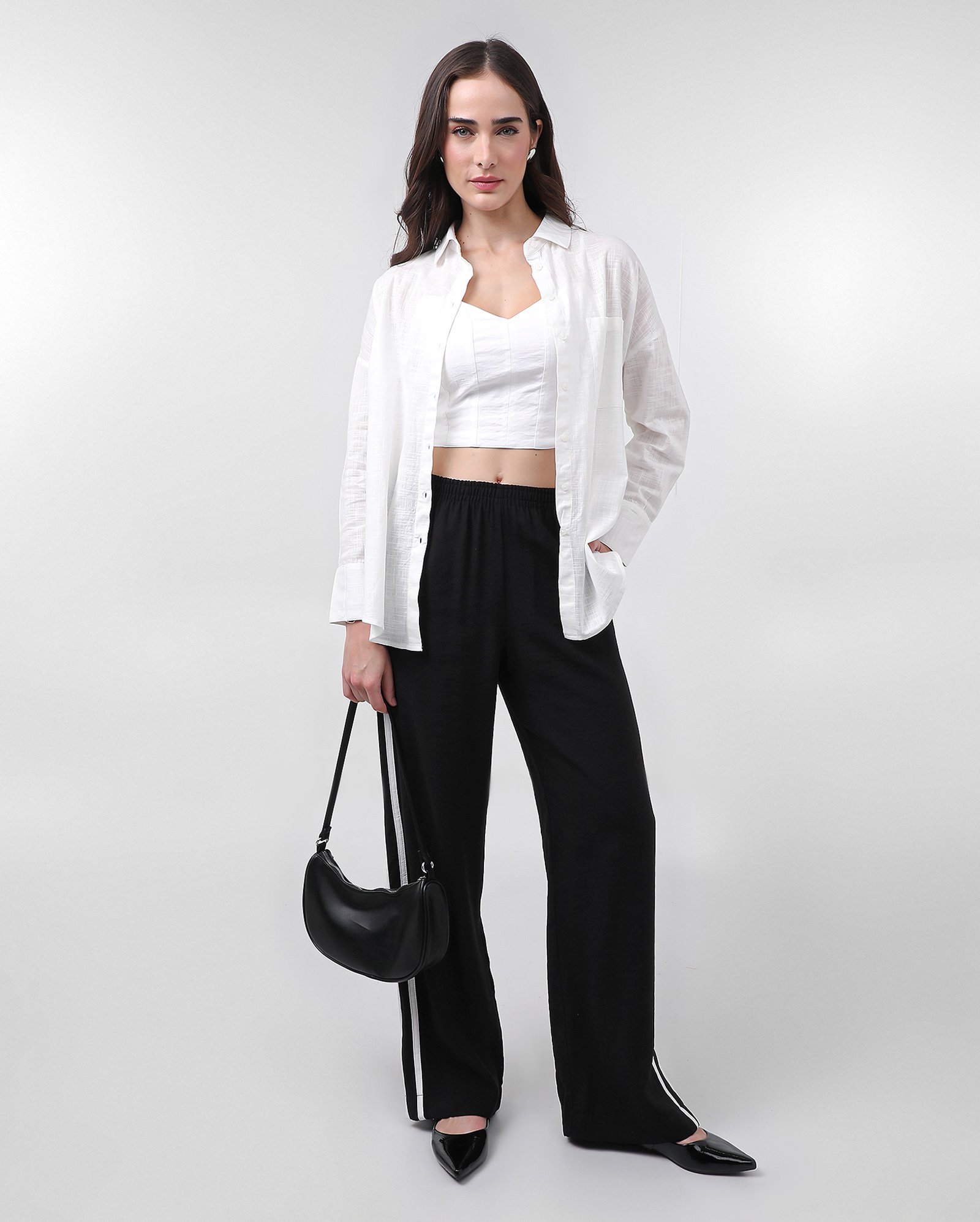 Camisa feminina oversized com bolso - Branco