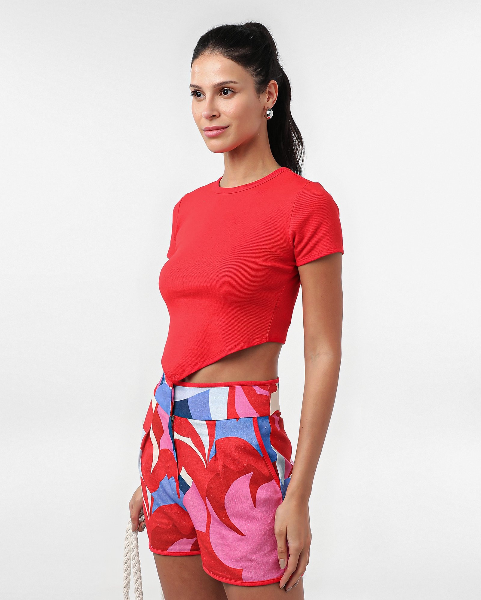 Camiseta cropped canelada assimétrica vermelha | Pool