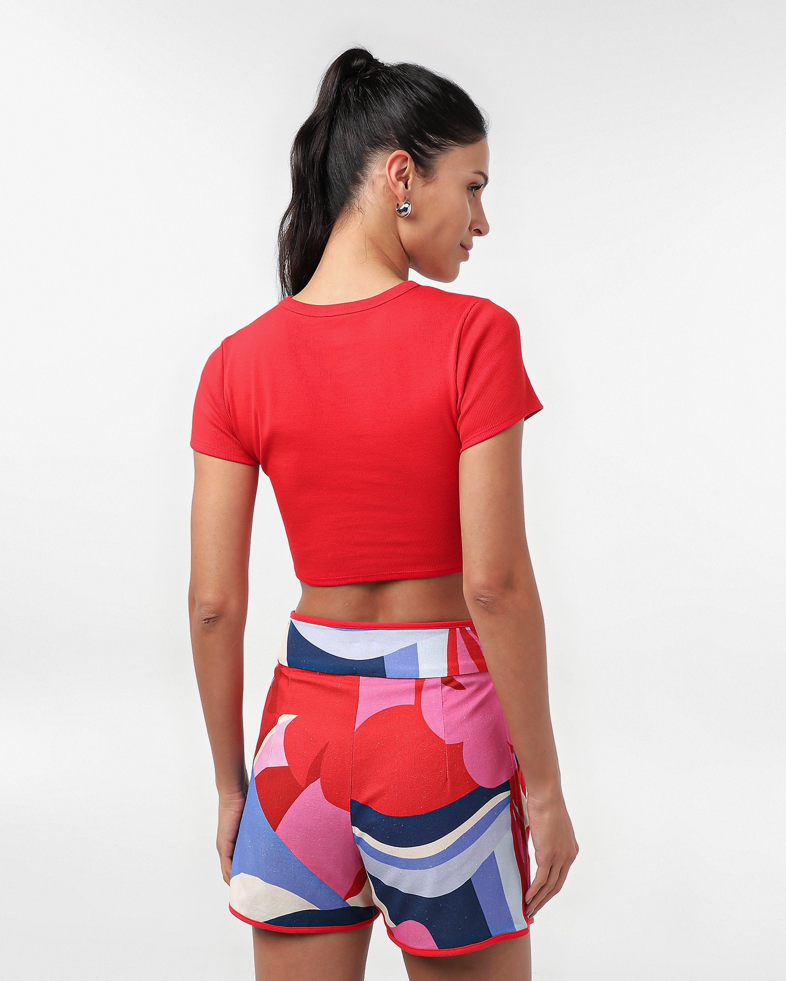 Camiseta cropped canelada assimétrica vermelha | Pool — foto 6