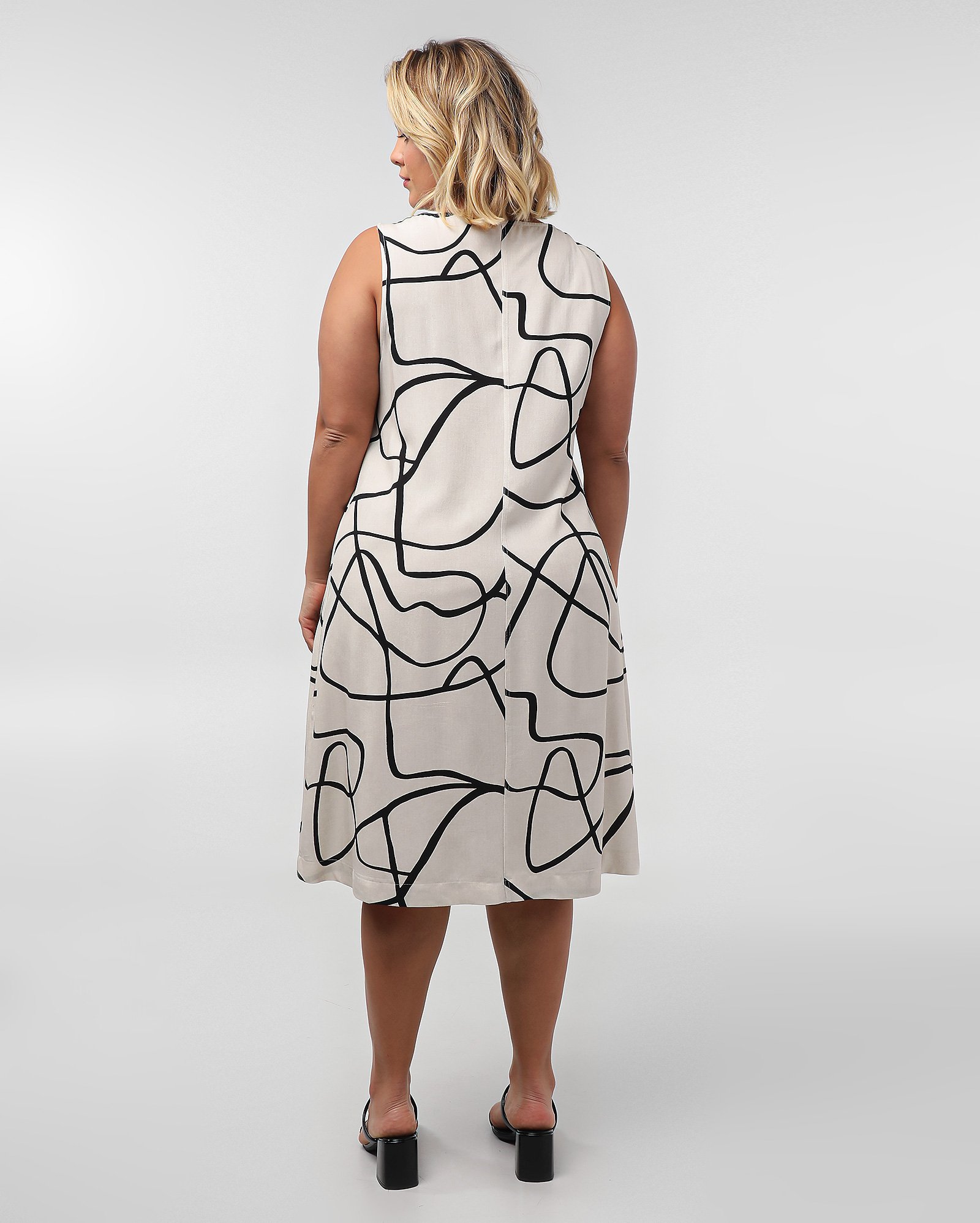 Vestido midi plus size geométrico off-white | AK Plus by Riachuelo