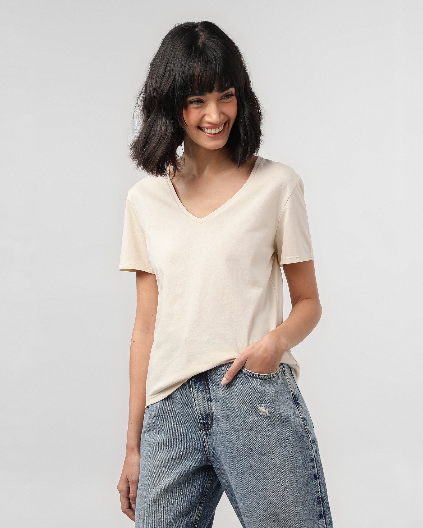 Camiseta feminina gola V lisa - Bege Claro | Pool Basics