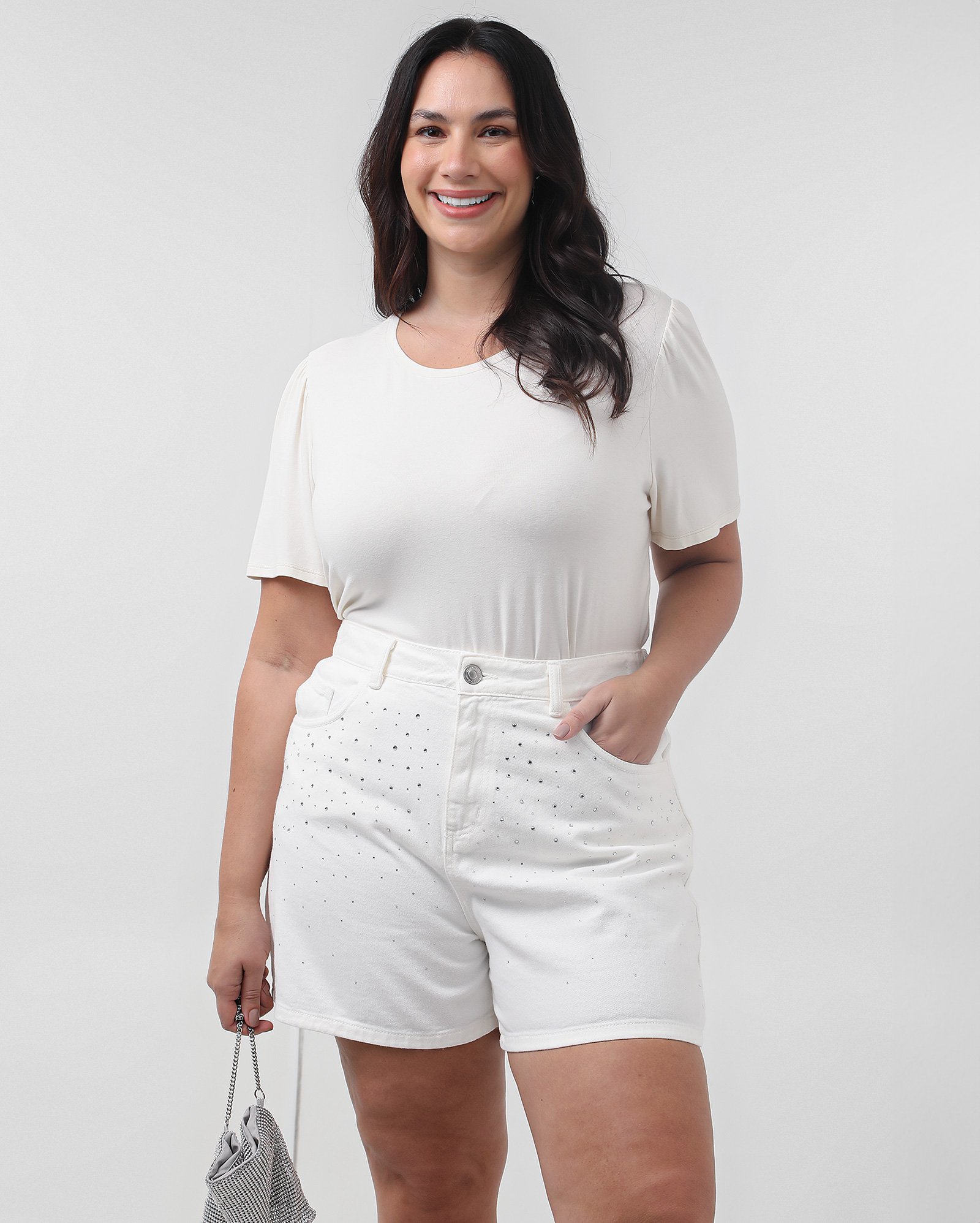 Short sarja plus size feminino com tachas branco | Pool Jeans