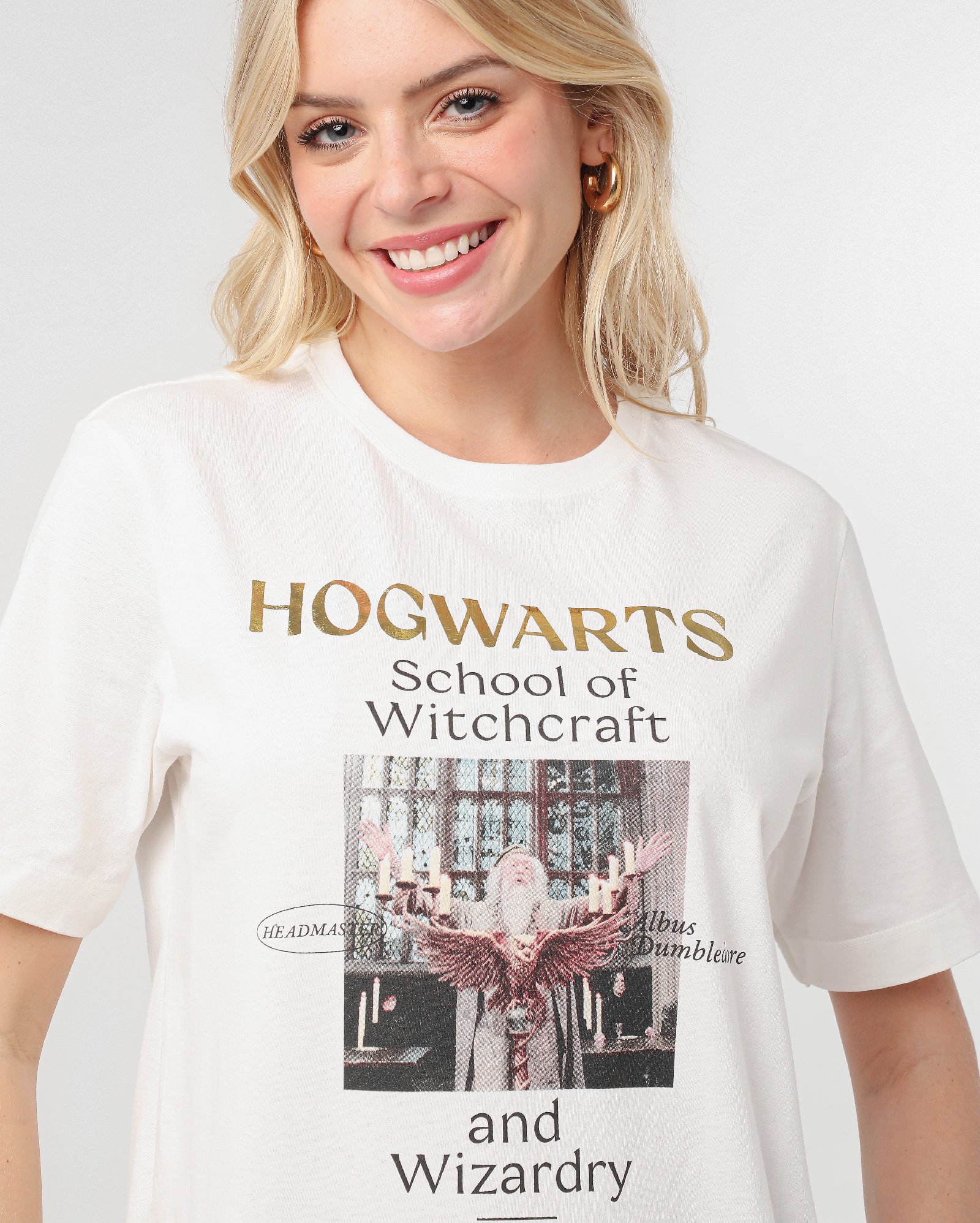 Riachuelo | Camiseta feminina Hogwarts Harry Potter branca | Warner Bros.