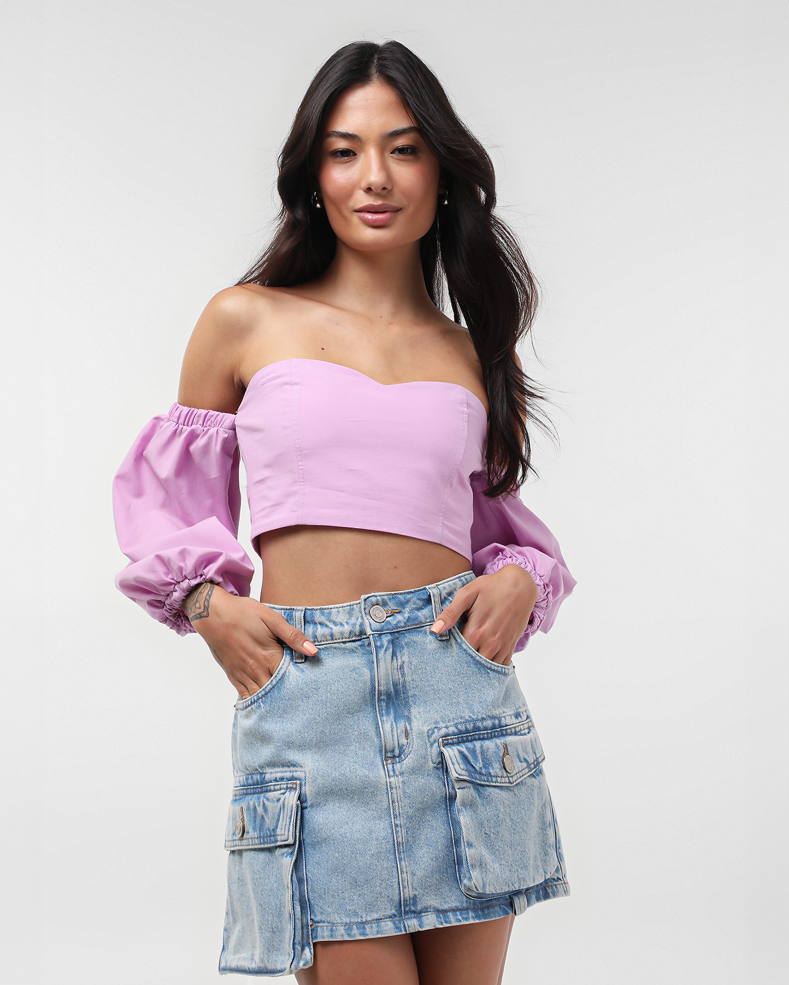 Saia jeans curta com bolso cargo denim claro | Pool Jeans