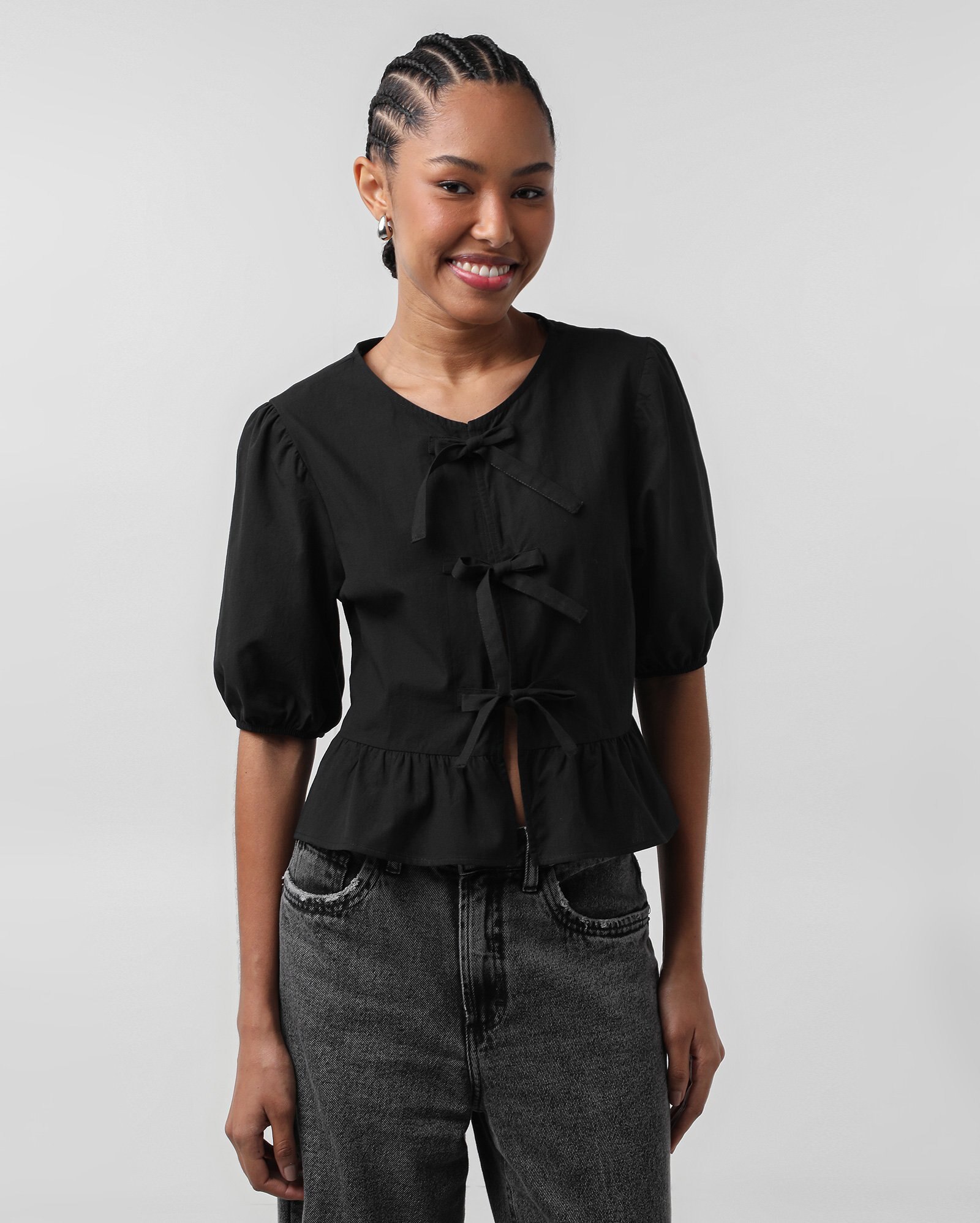 Blusa feminina com laços e manga bufante - Preto | Pool