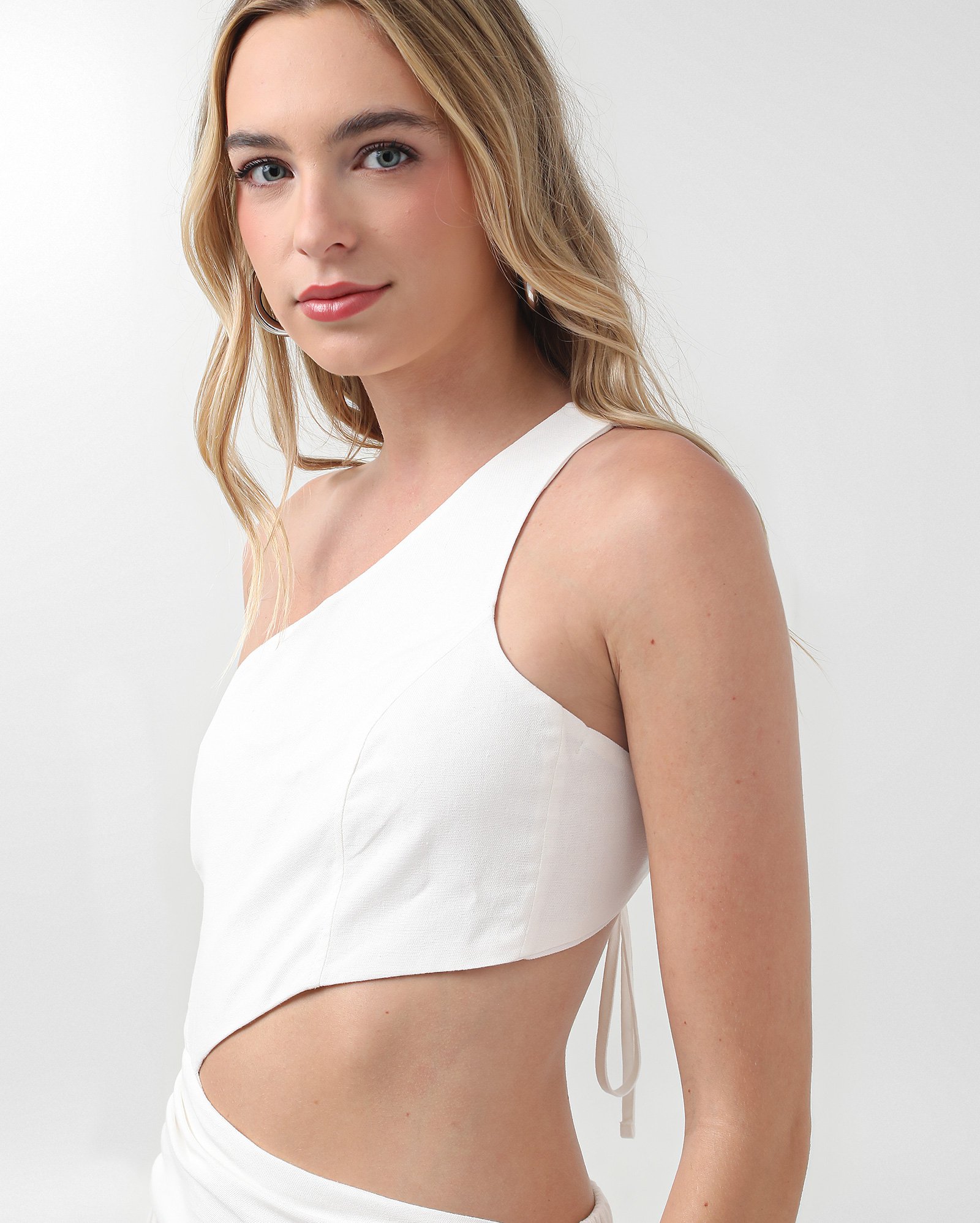 Vestido midi em viscolinho assimétrico com recorte branco | Pool — foto 5