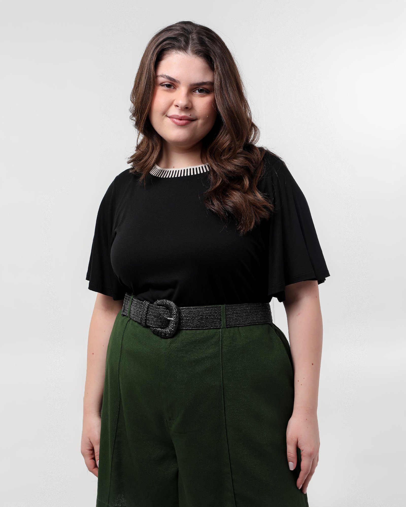 Camiseta plus size feminina gola canelada preta | AK Plus by Riachuelo
